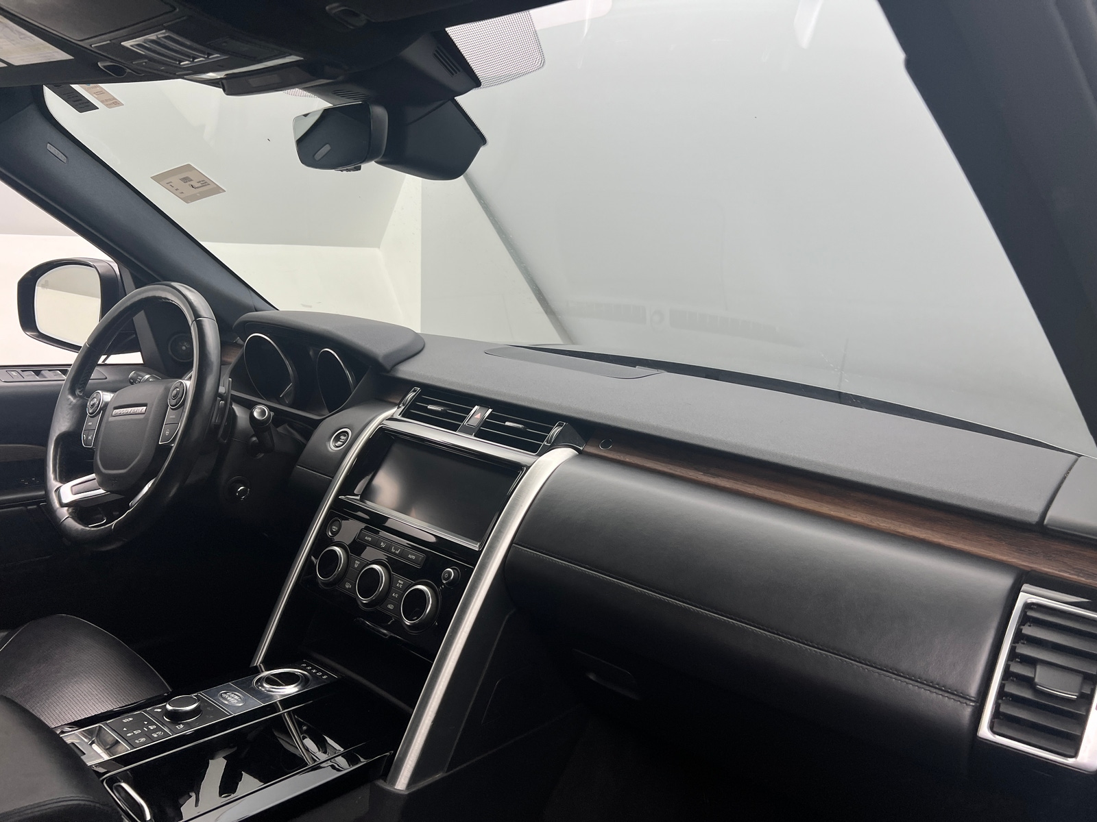 Thumbnail: 2017 Land Rover Discovery - 2