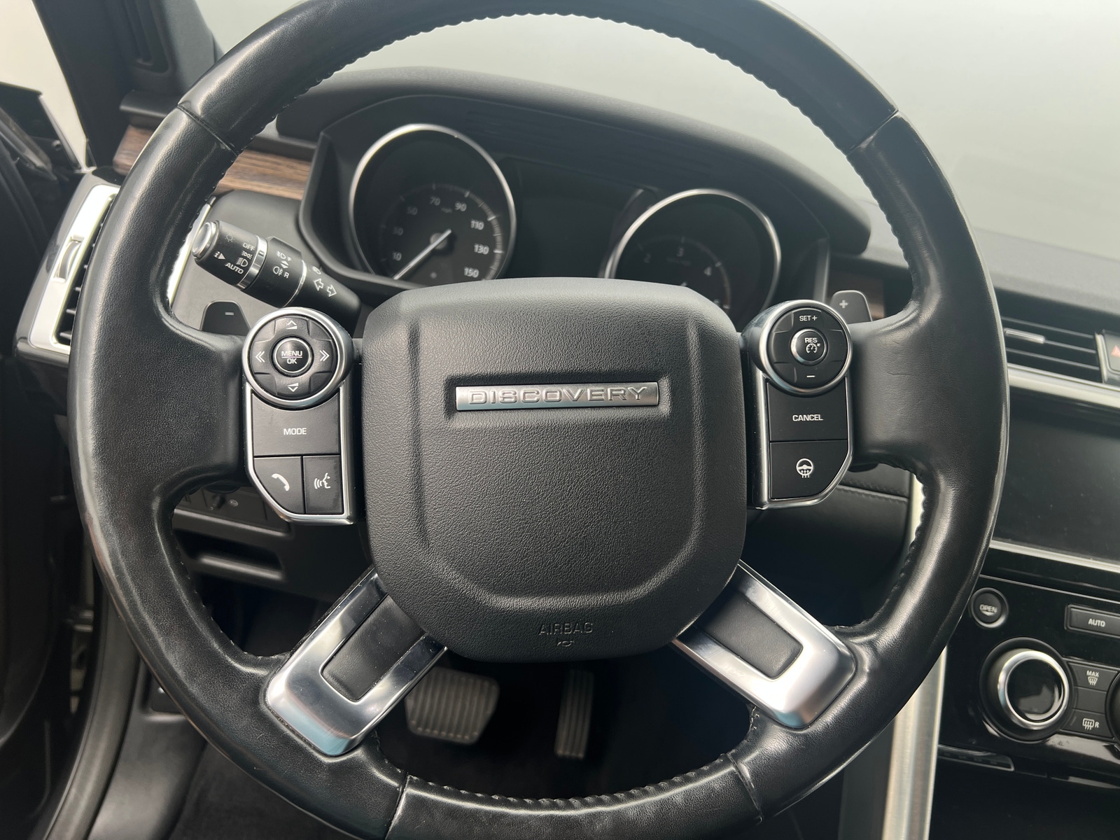 Thumbnail: 2017 Land Rover Discovery - 4