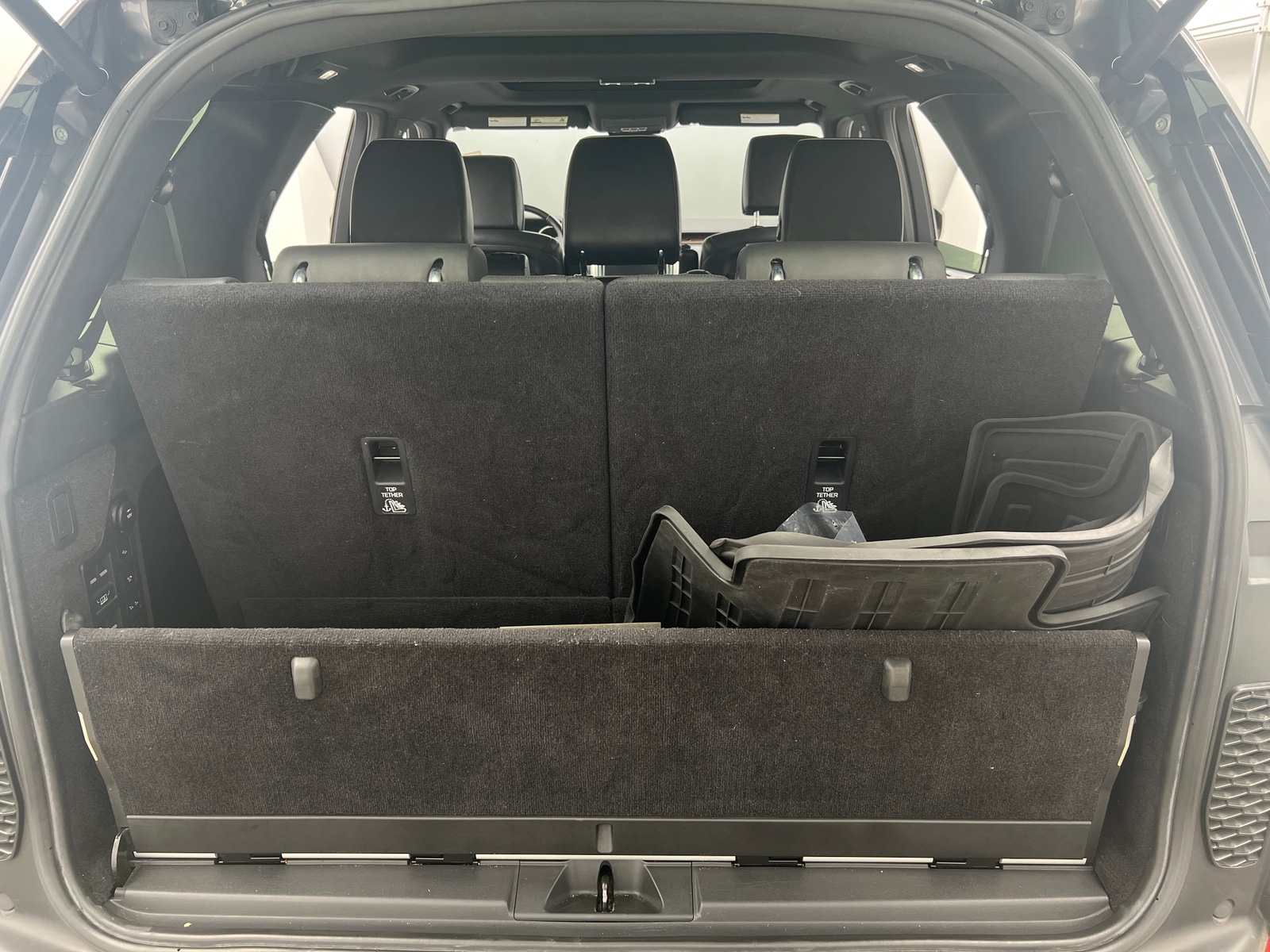 Thumbnail: 2017 Land Rover Discovery - 6
