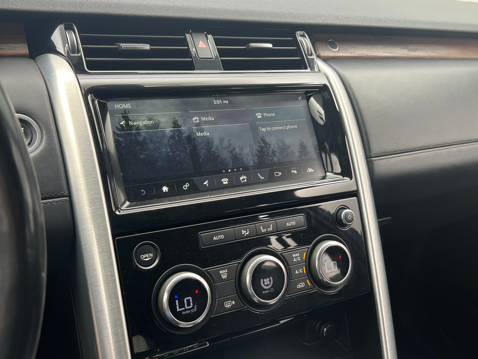 Thumbnail: 2017 Land Rover Discovery - 3