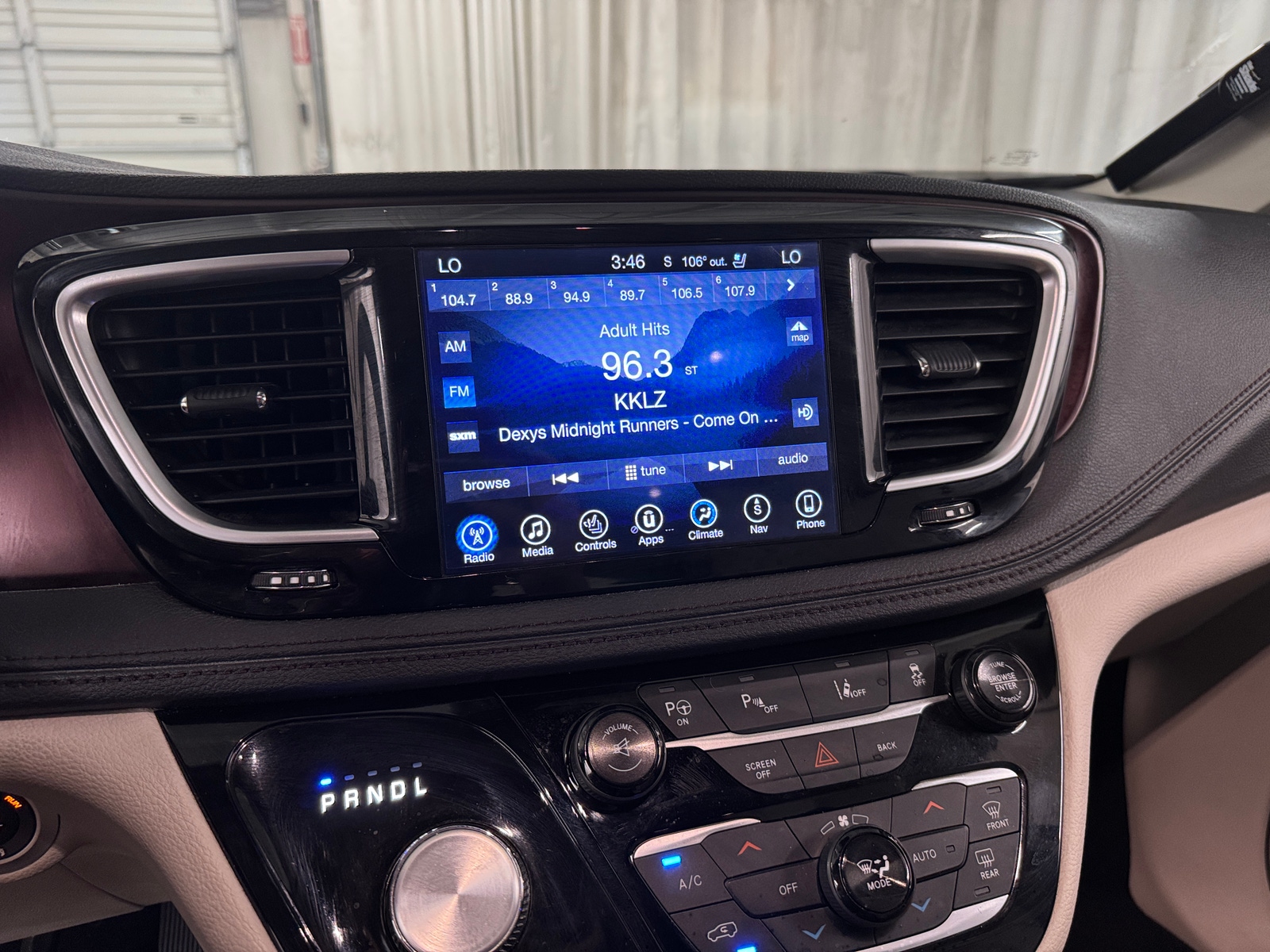 Thumbnail: 2017 Chrysler Pacifica - 3