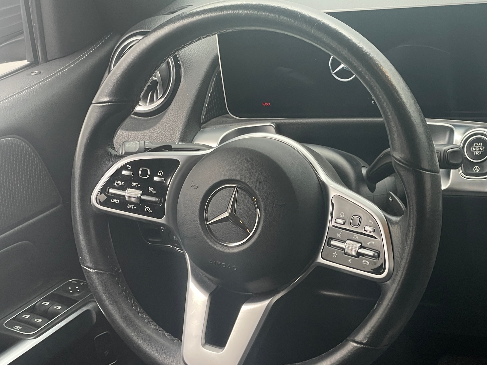 Thumbnail: 2021 Mercedes-Benz GLB - 4