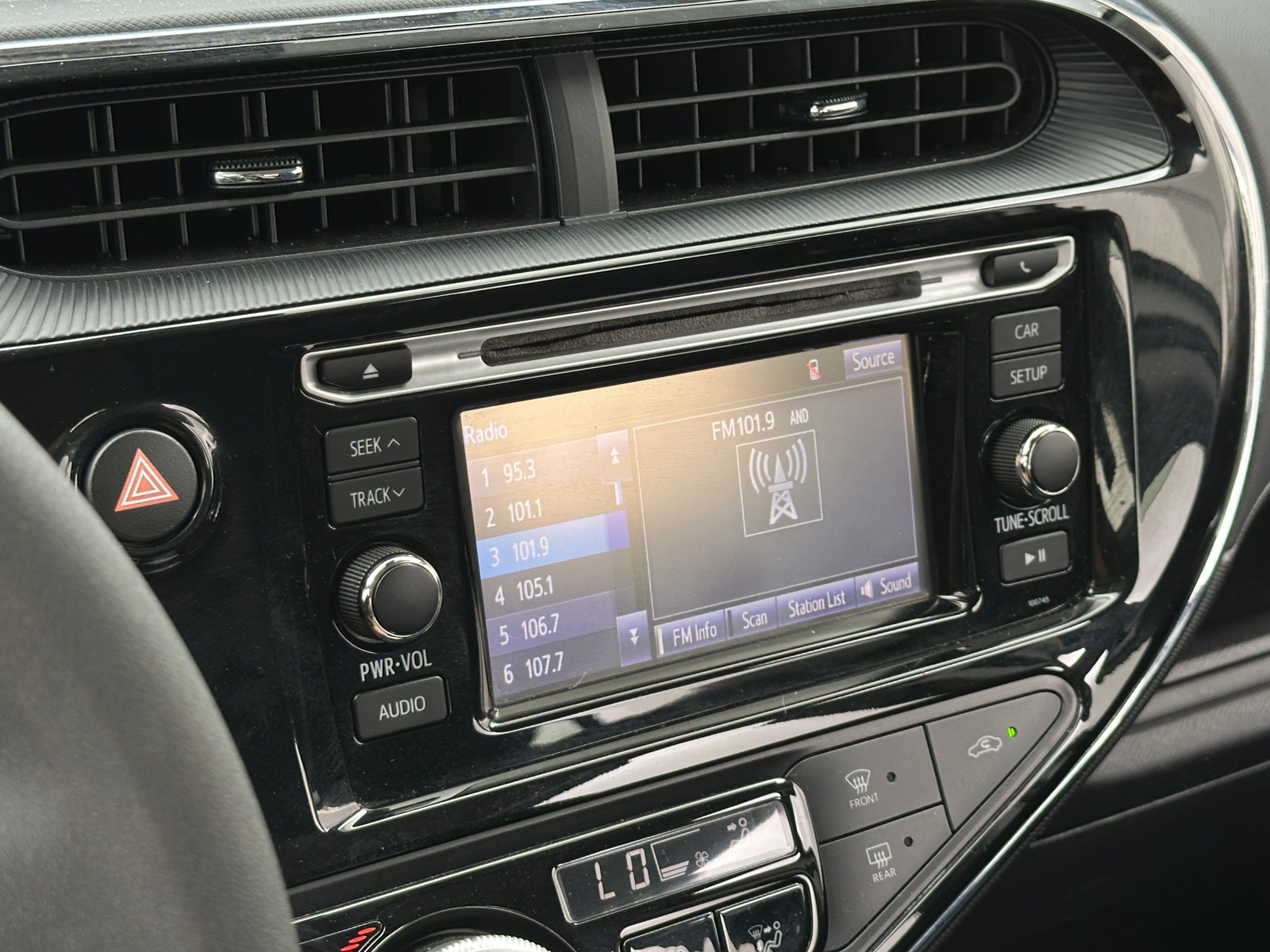 Thumbnail: 2018 Toyota Prius c - 4