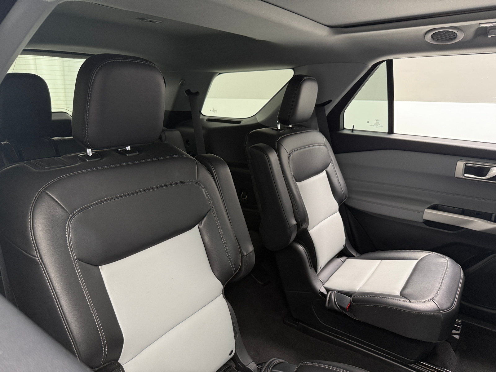 Thumbnail: 2022 Ford Explorer - 6