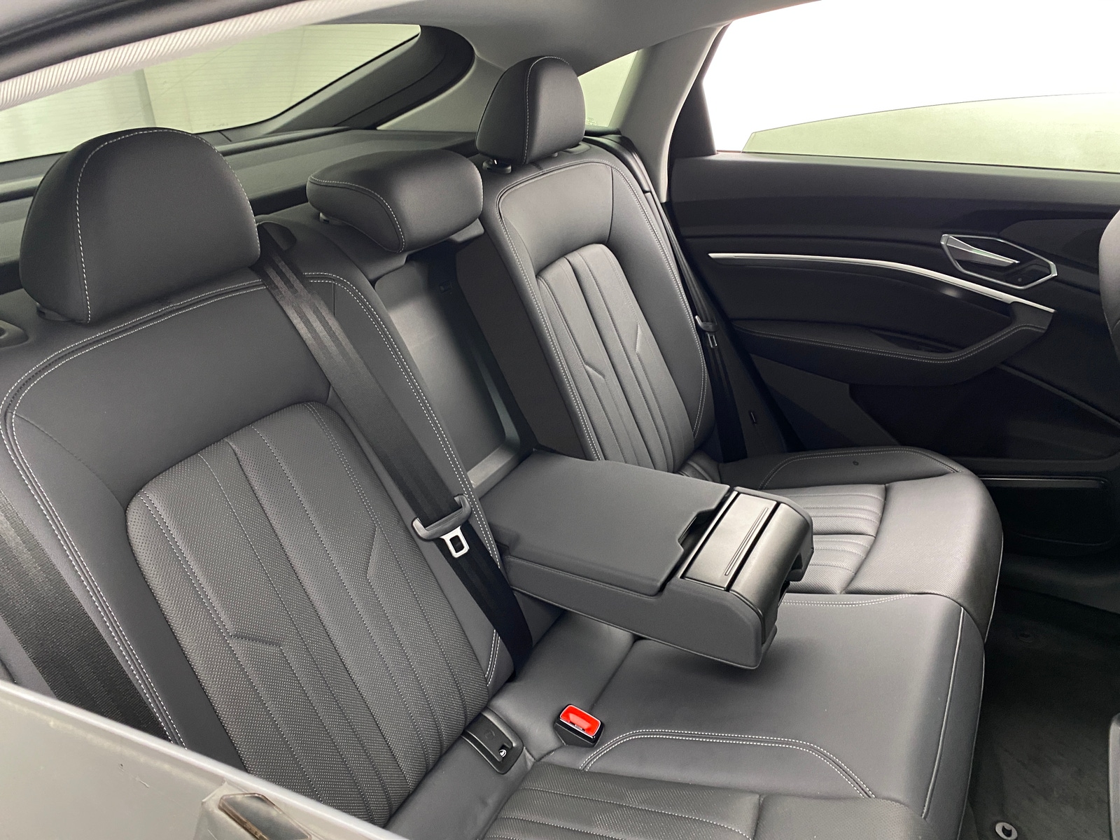 Thumbnail: 2020 Audi e-tron S - 5