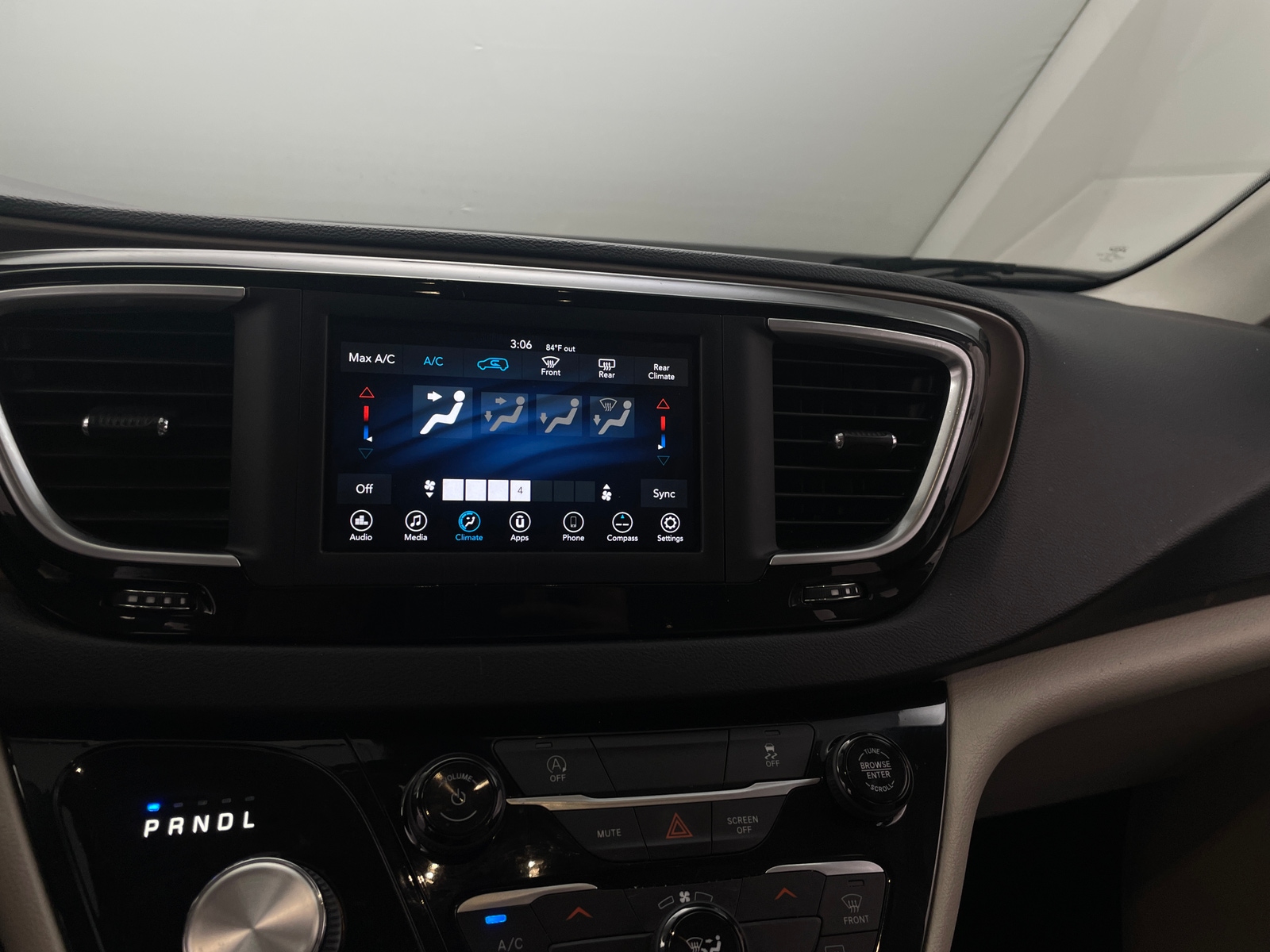 Thumbnail: 2021 Chrysler Voyager - 4