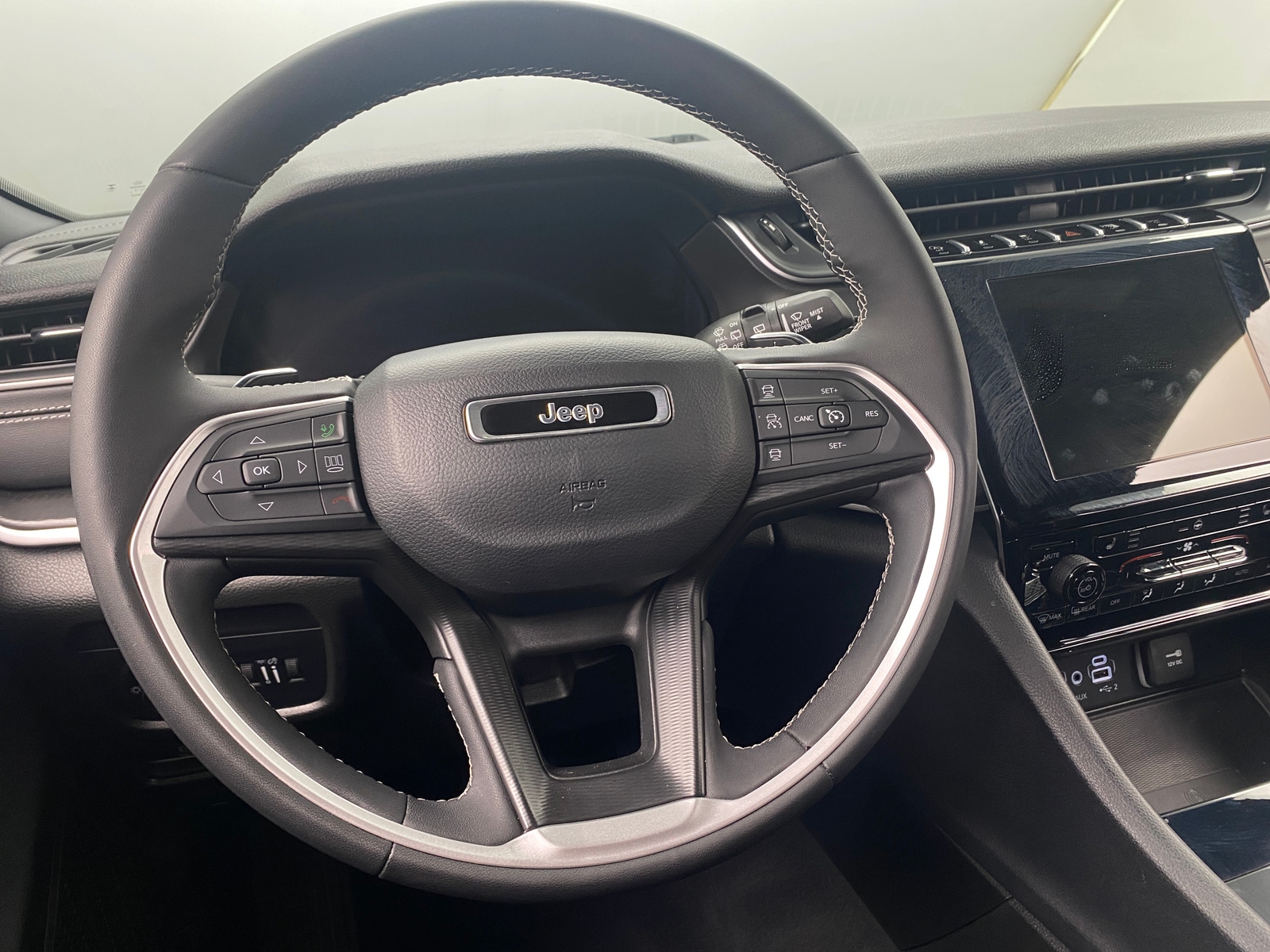 Thumbnail: 2024 Jeep Grand Cherokee L - 4