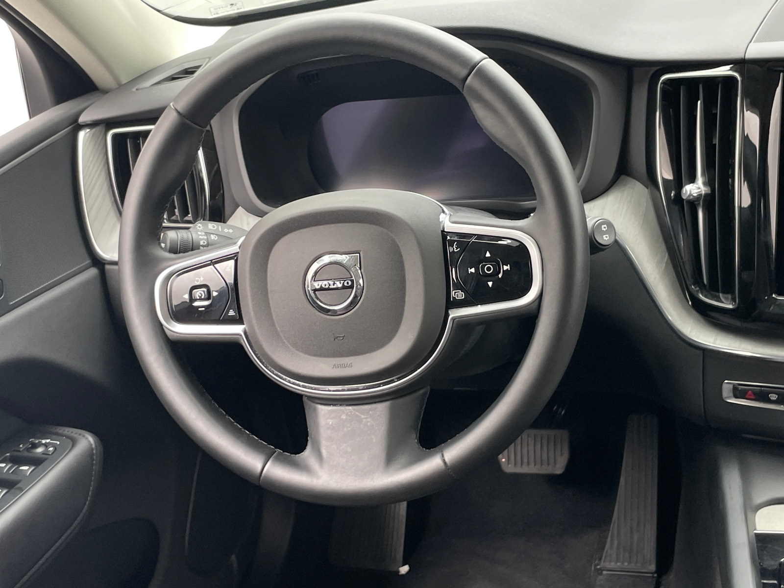 Thumbnail: 2025 Volvo XC60 - 4