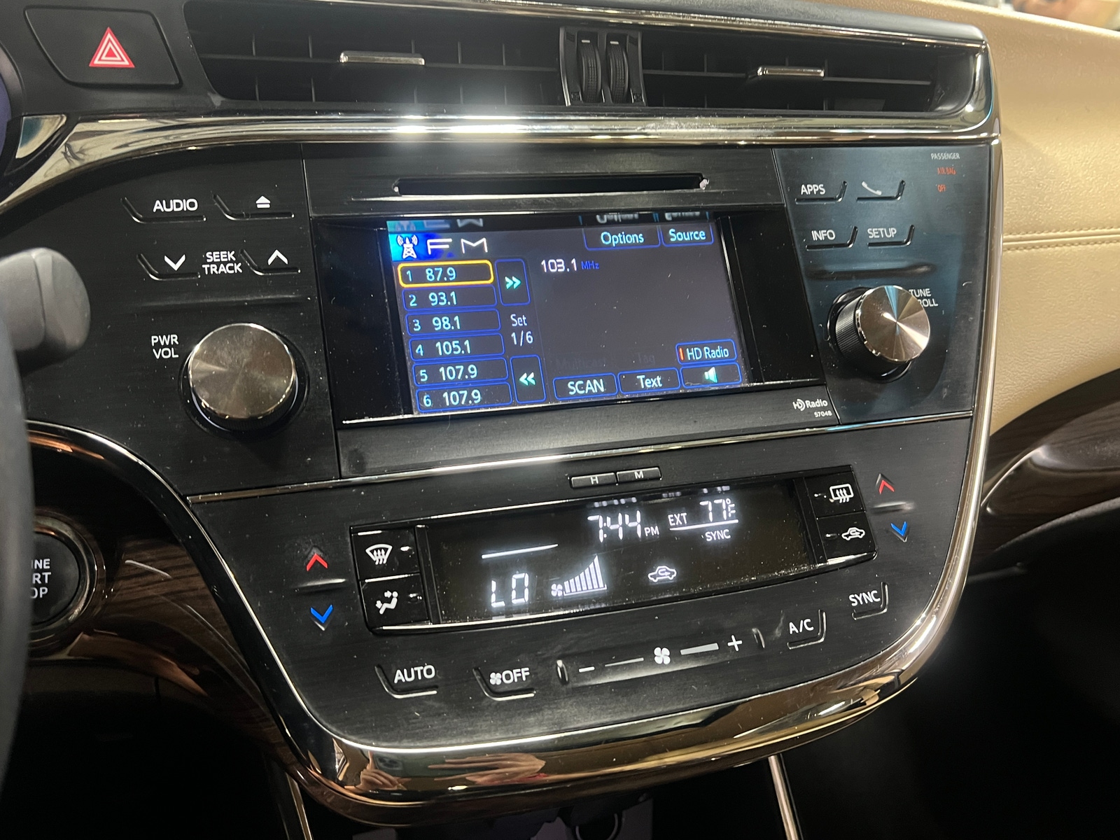 Thumbnail: 2014 Toyota Avalon - 3
