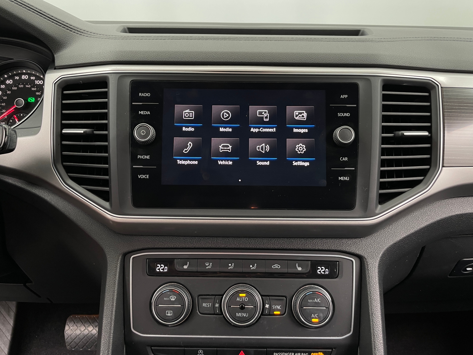 Thumbnail: 2018 Volkswagen Atlas - 3