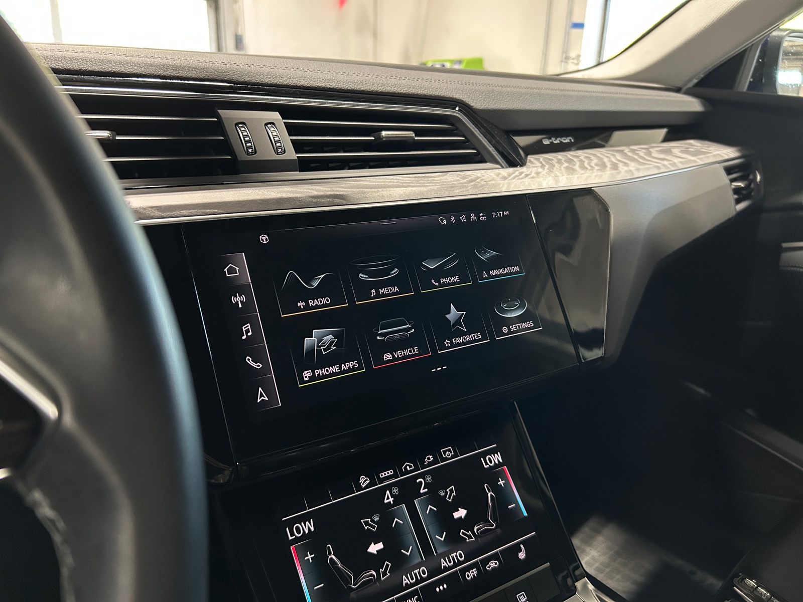 Thumbnail: 2022 Audi e-tron S - 3