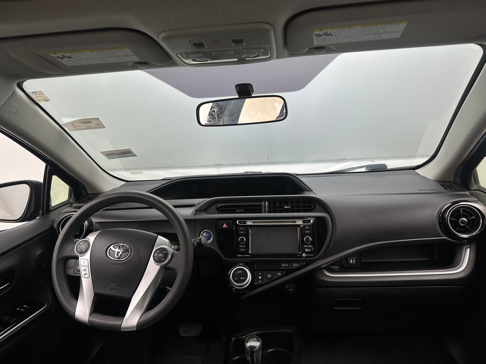 Thumbnail: 2015 Toyota Prius c - 3