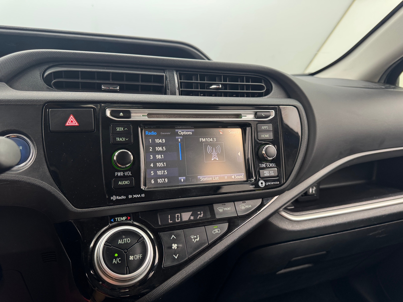 Thumbnail: 2015 Toyota Prius c - 4