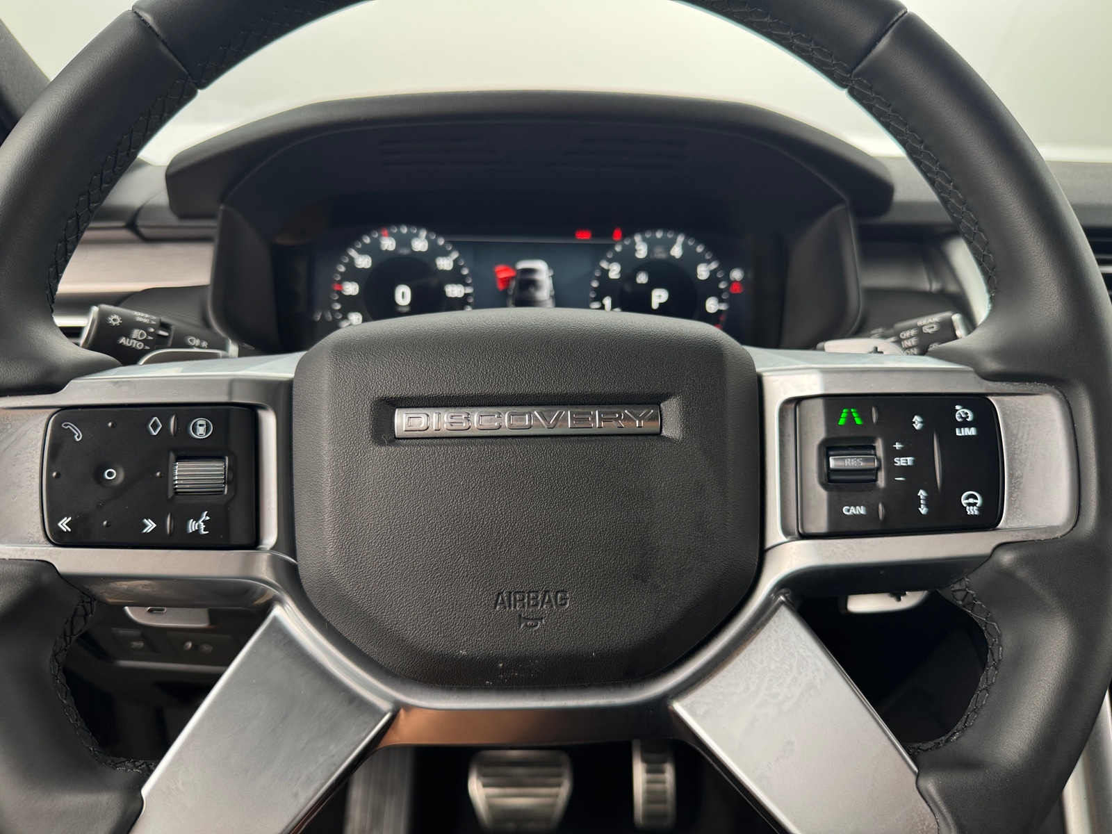 Thumbnail: 2024 Land Rover Discovery - 4