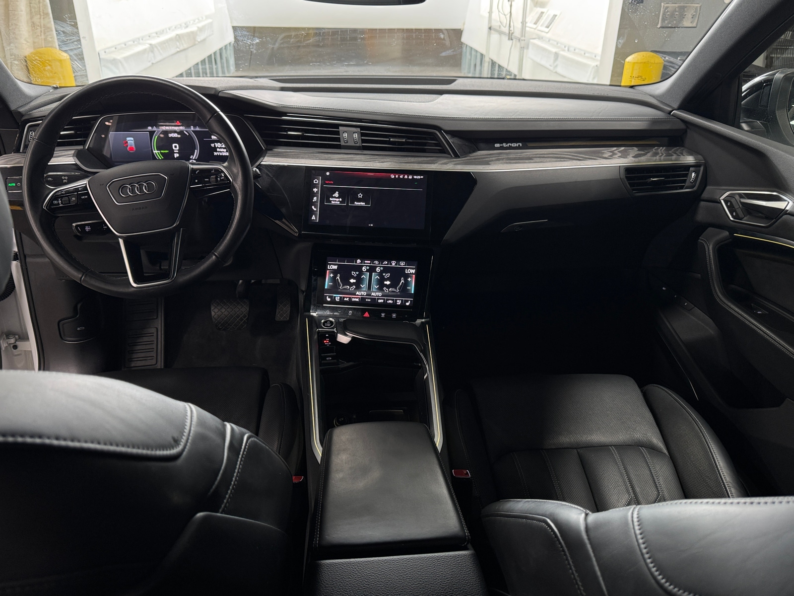 Thumbnail: 2022 Audi e-tron - 2