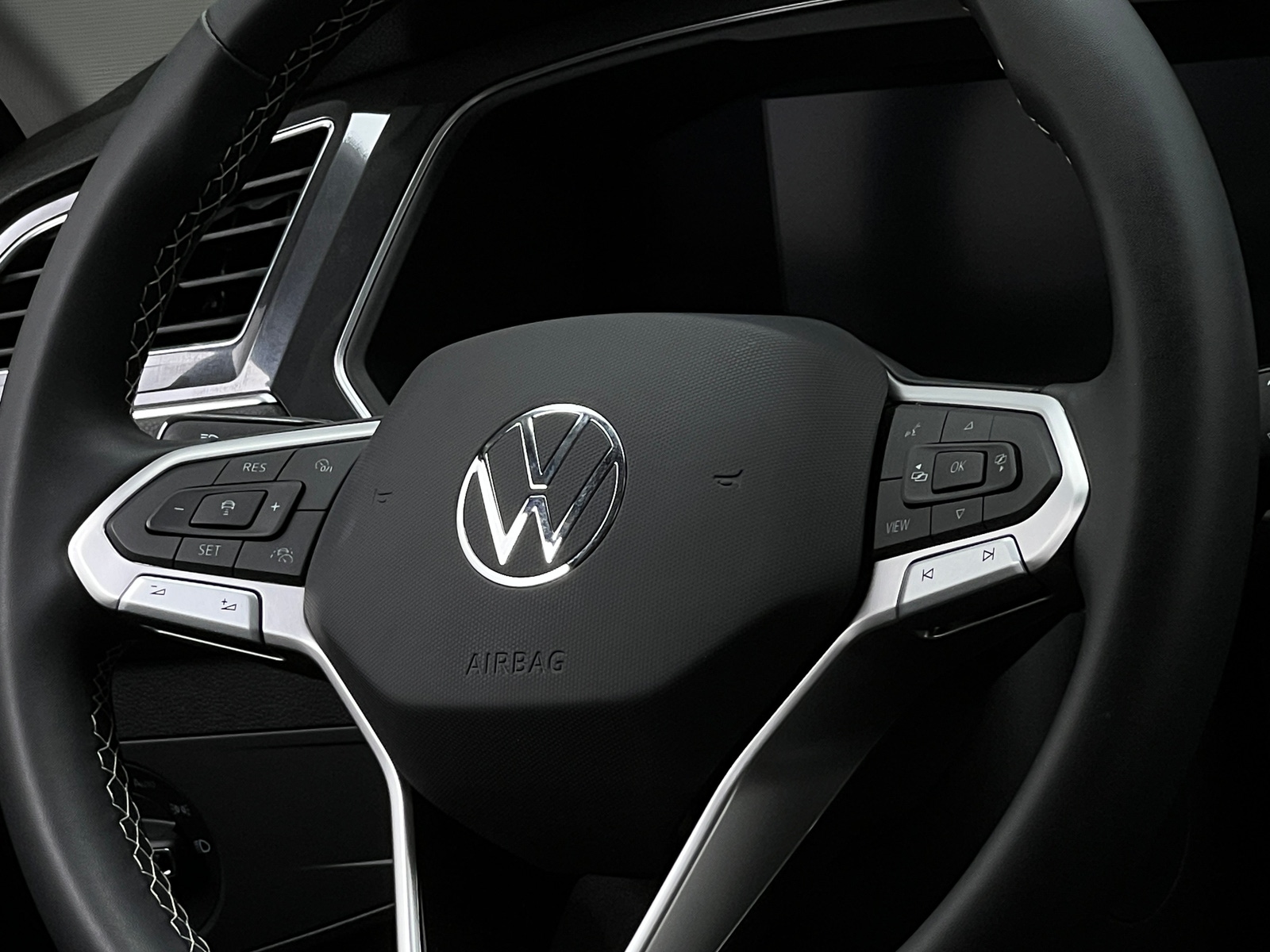 Thumbnail: 2023 Volkswagen Tiguan - 4