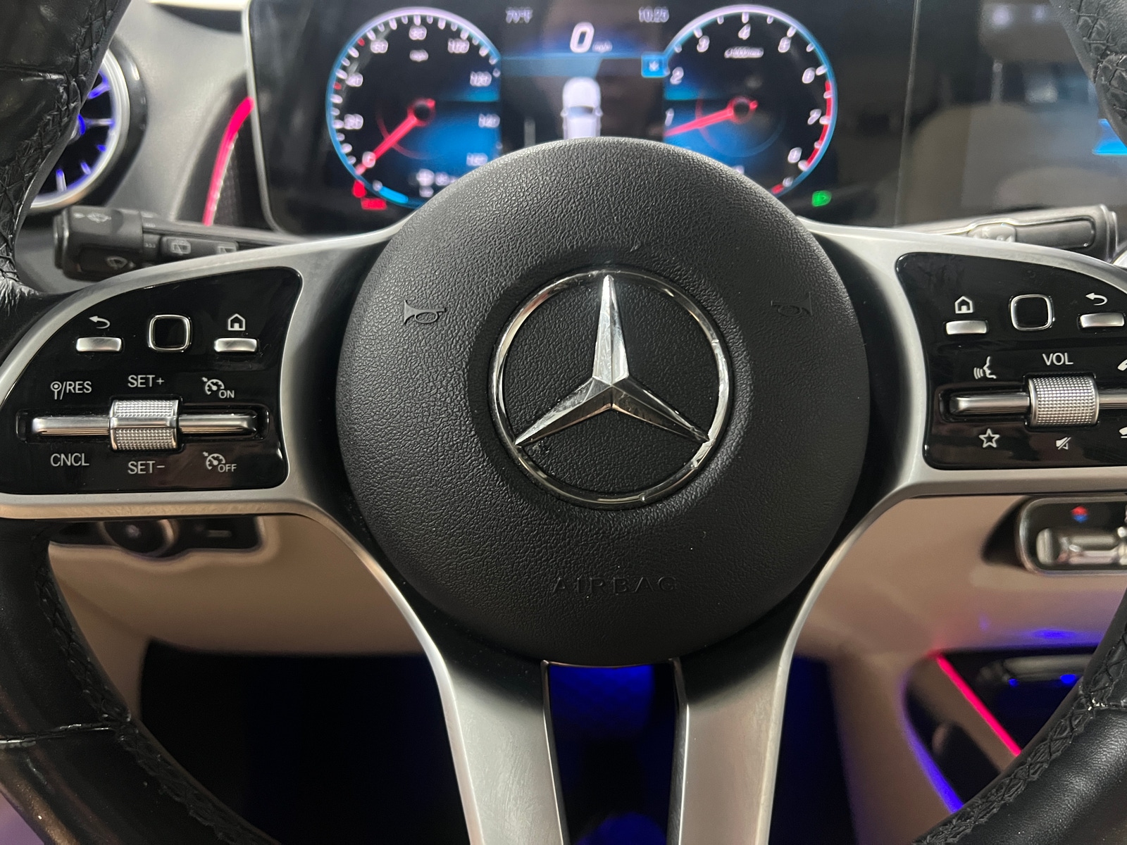 Thumbnail: 2020 Mercedes-Benz GLB - 4