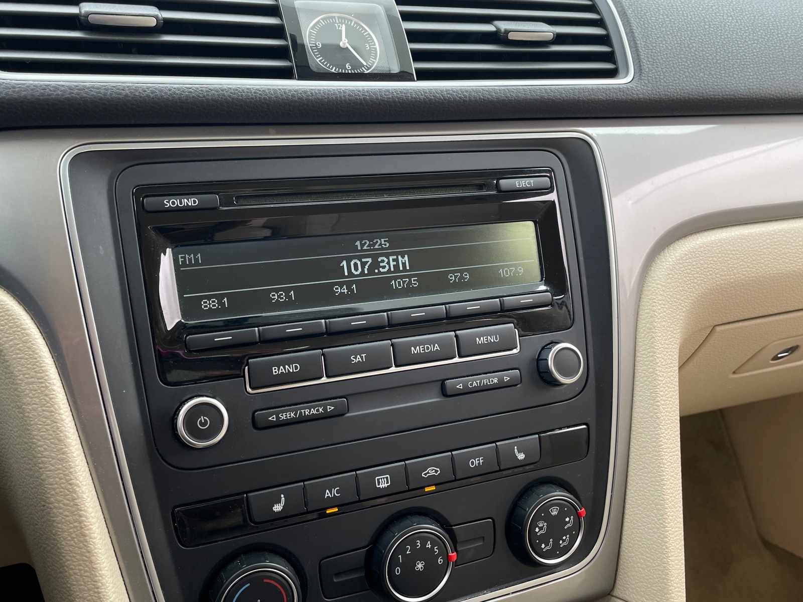 Thumbnail: 2015 Volkswagen Passat - 4