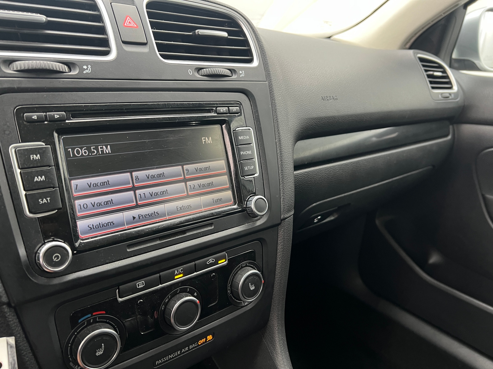 Thumbnail: 2014 Volkswagen Jetta - 3