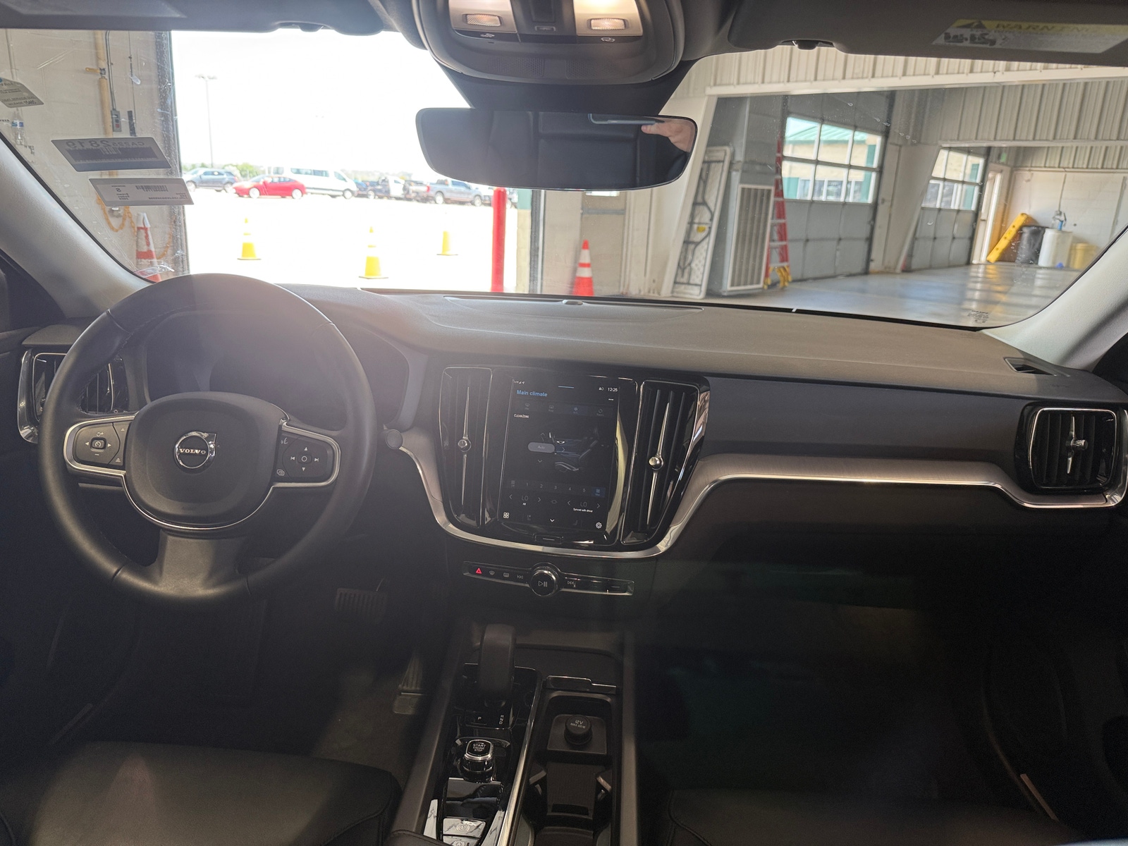 Thumbnail: 2025 Volvo S60 - 2