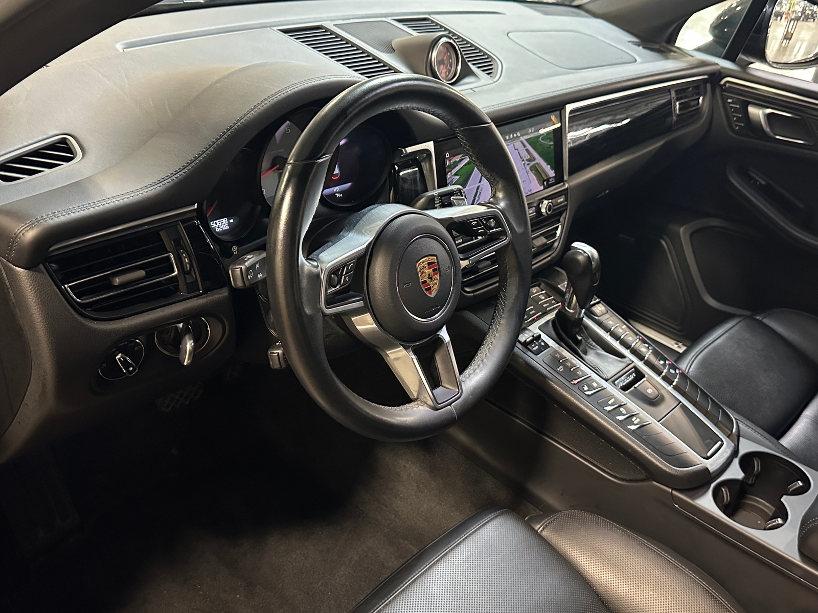 Thumbnail: 2020 Porsche Macan - 2