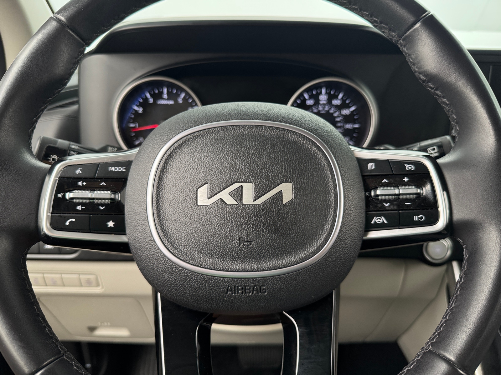 Thumbnail: 2023 Kia Carnival - 4