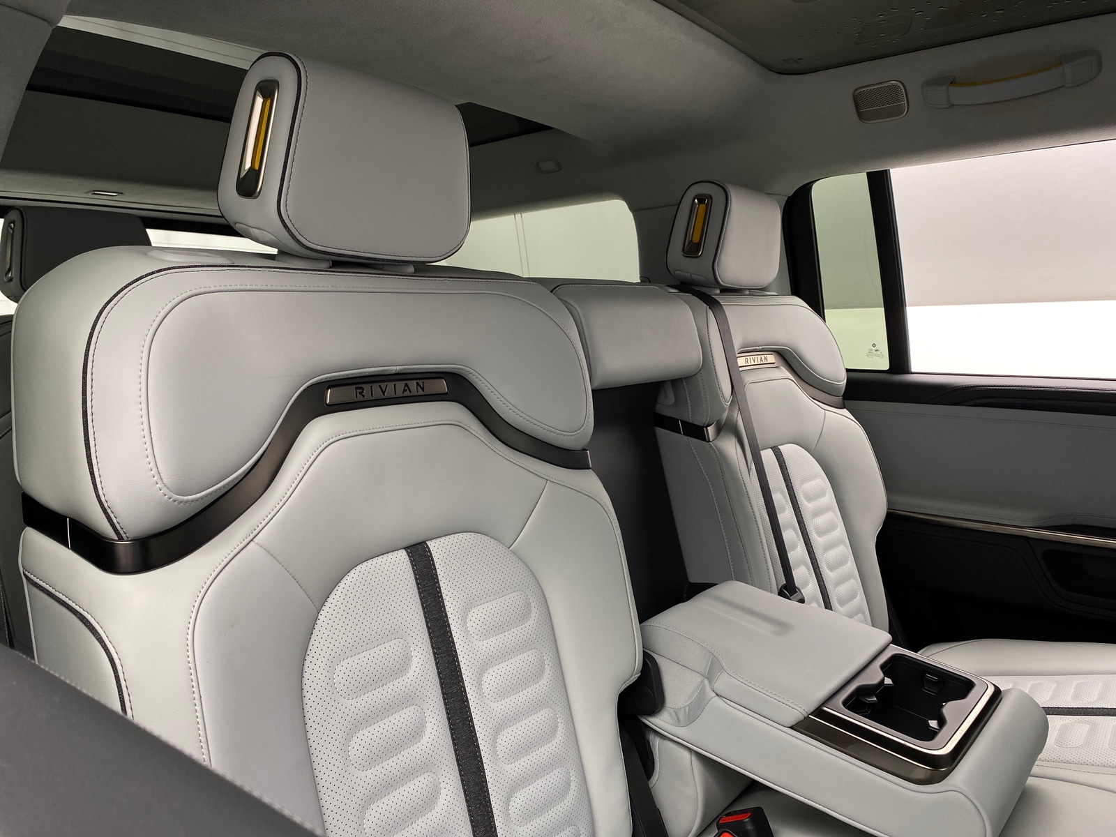 Thumbnail: 2024 Rivian R1S - 5