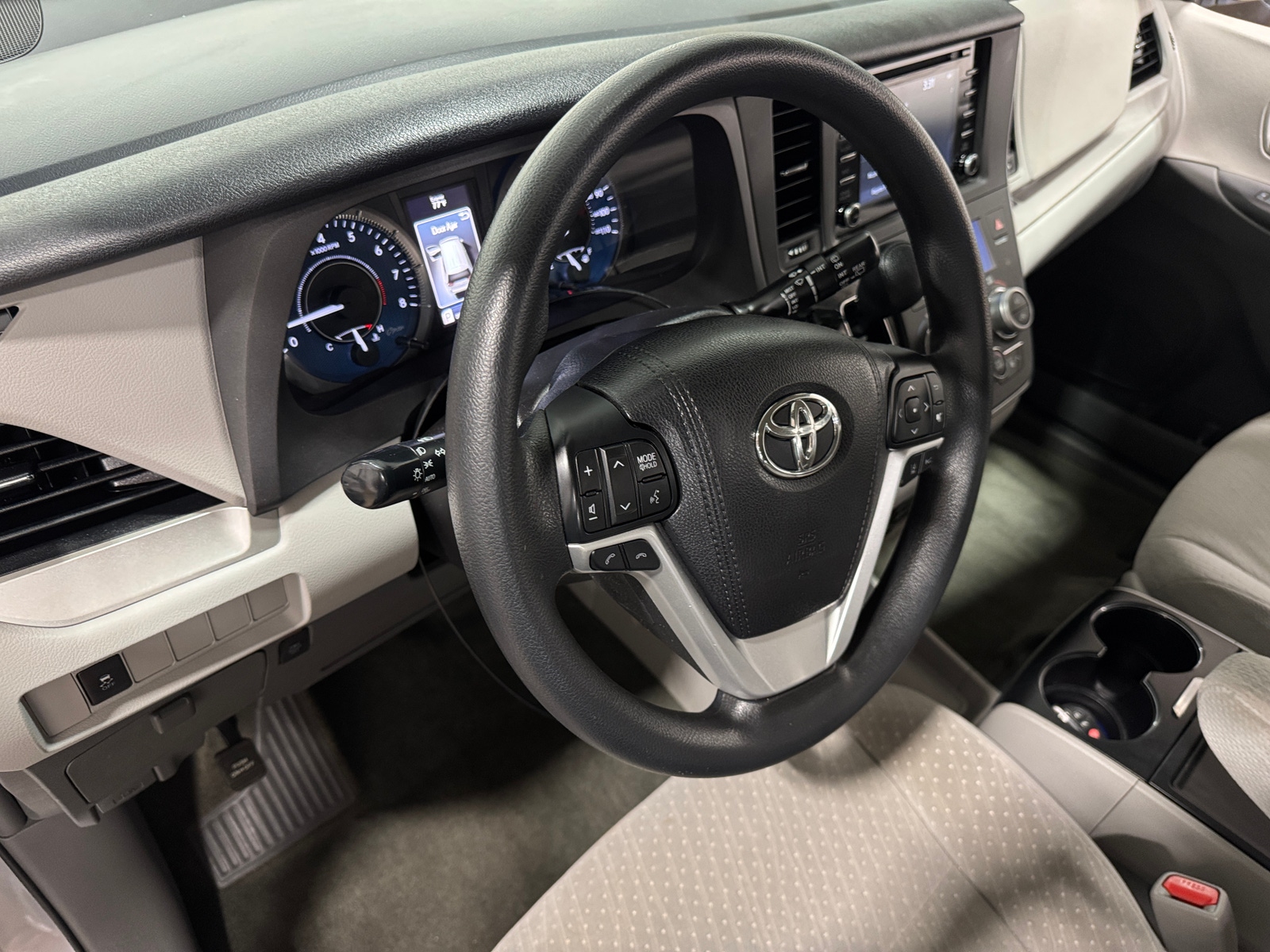 Thumbnail: 2018 Toyota Sienna - 3