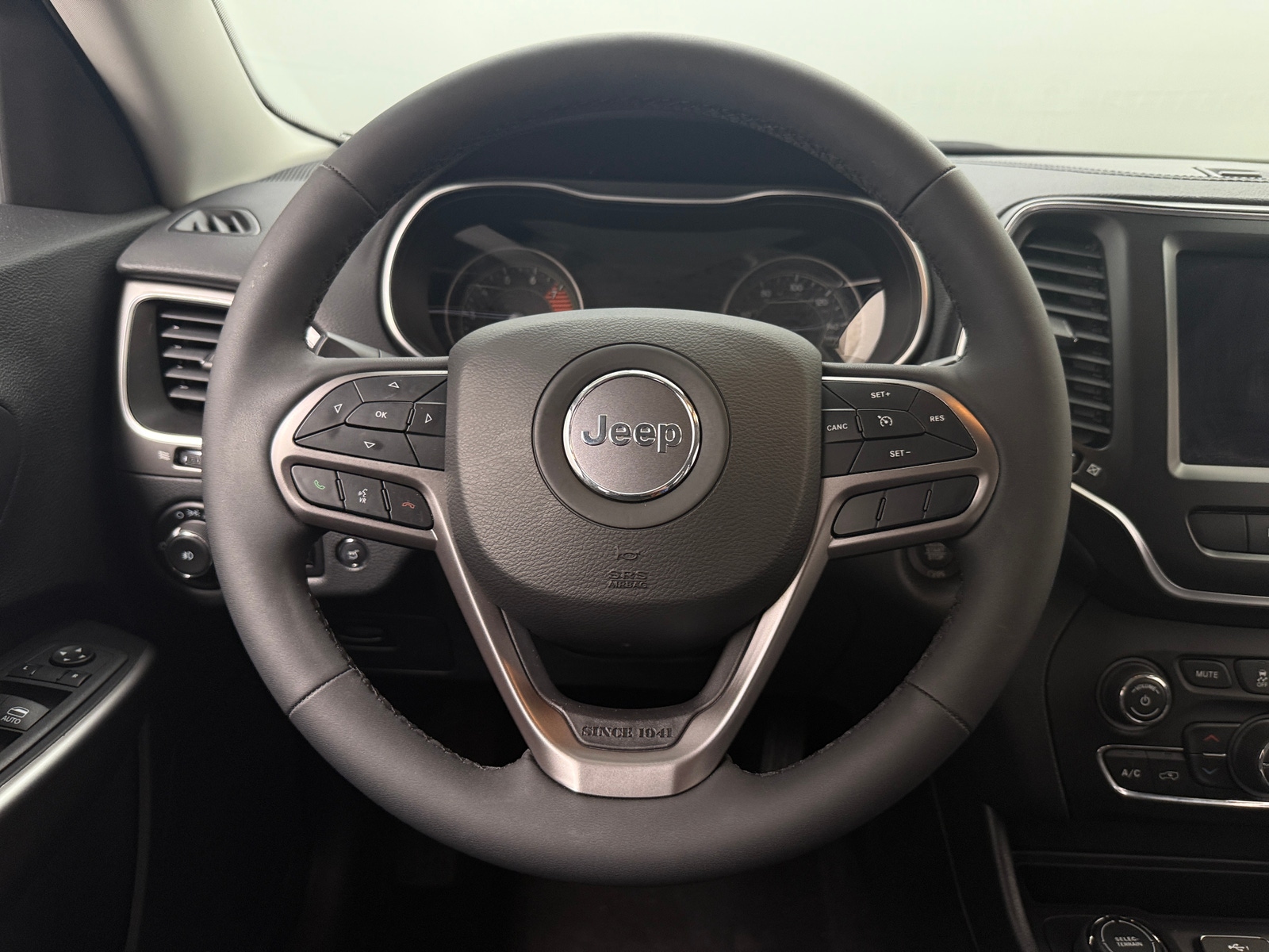 Thumbnail: 2022 Jeep Cherokee - 4
