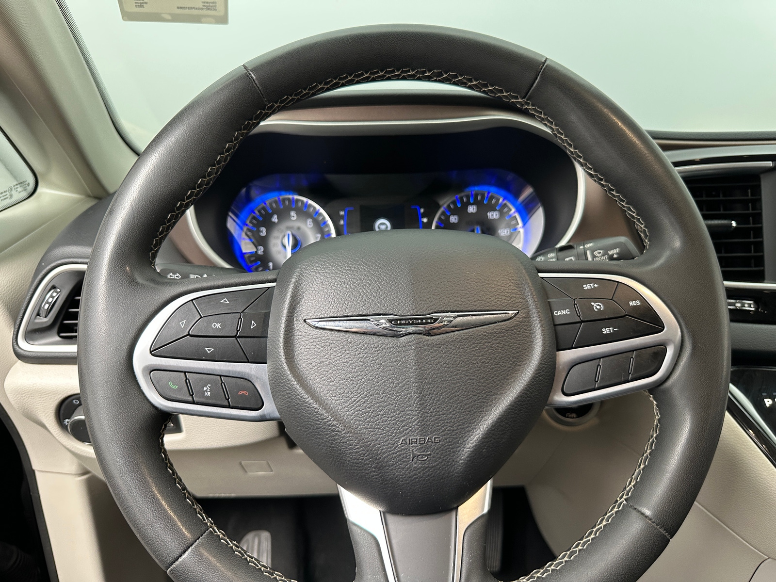 Thumbnail: 2023 Chrysler Voyager - 5