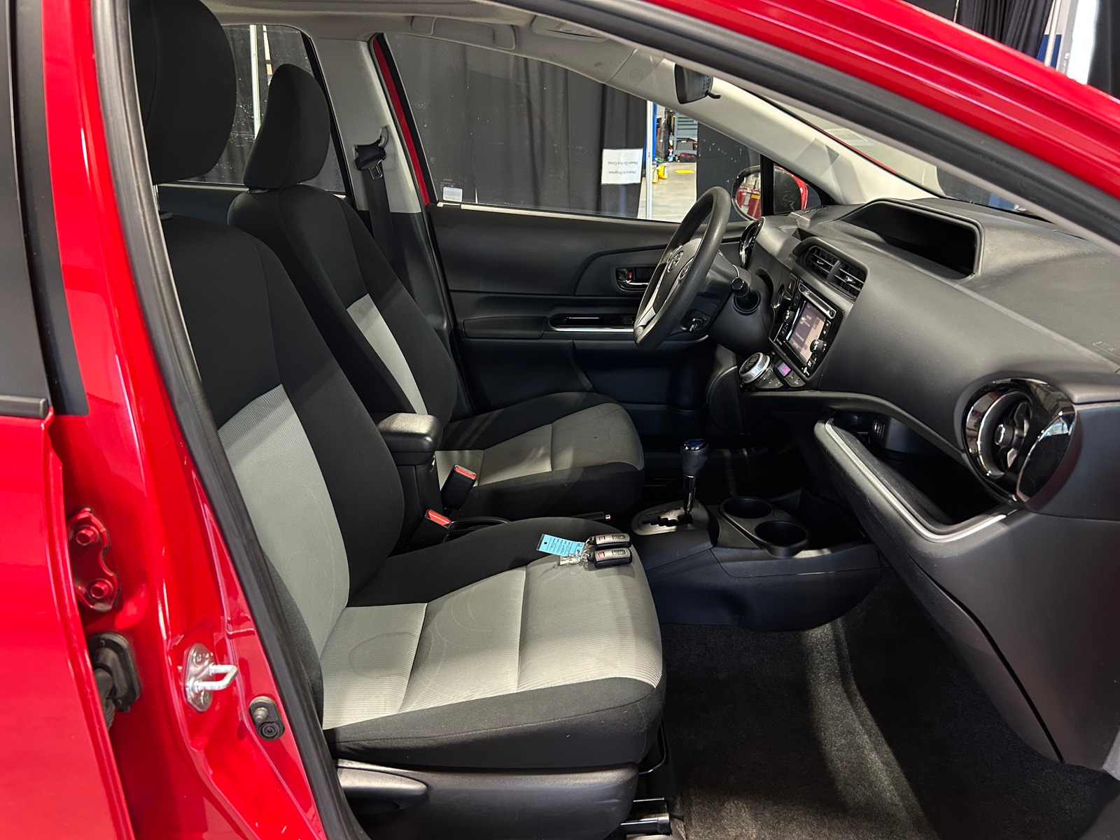 Thumbnail: 2017 Toyota Prius c - 2