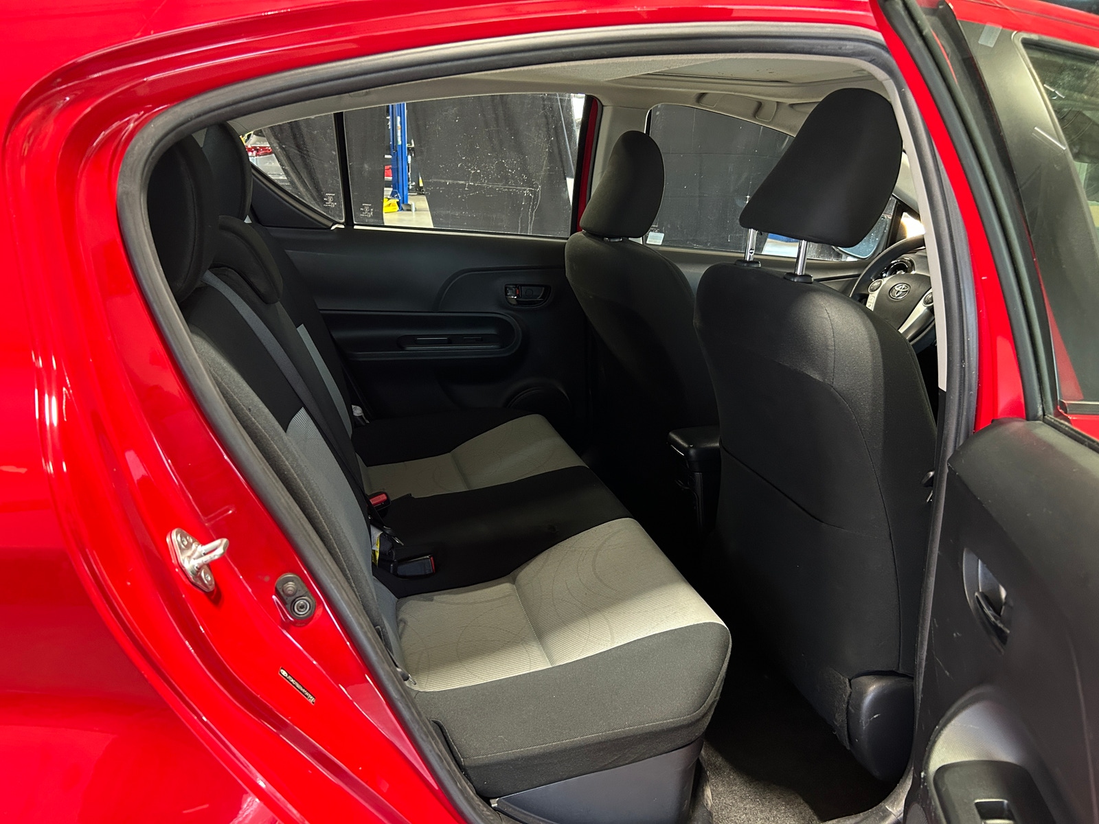 Thumbnail: 2017 Toyota Prius c - 6