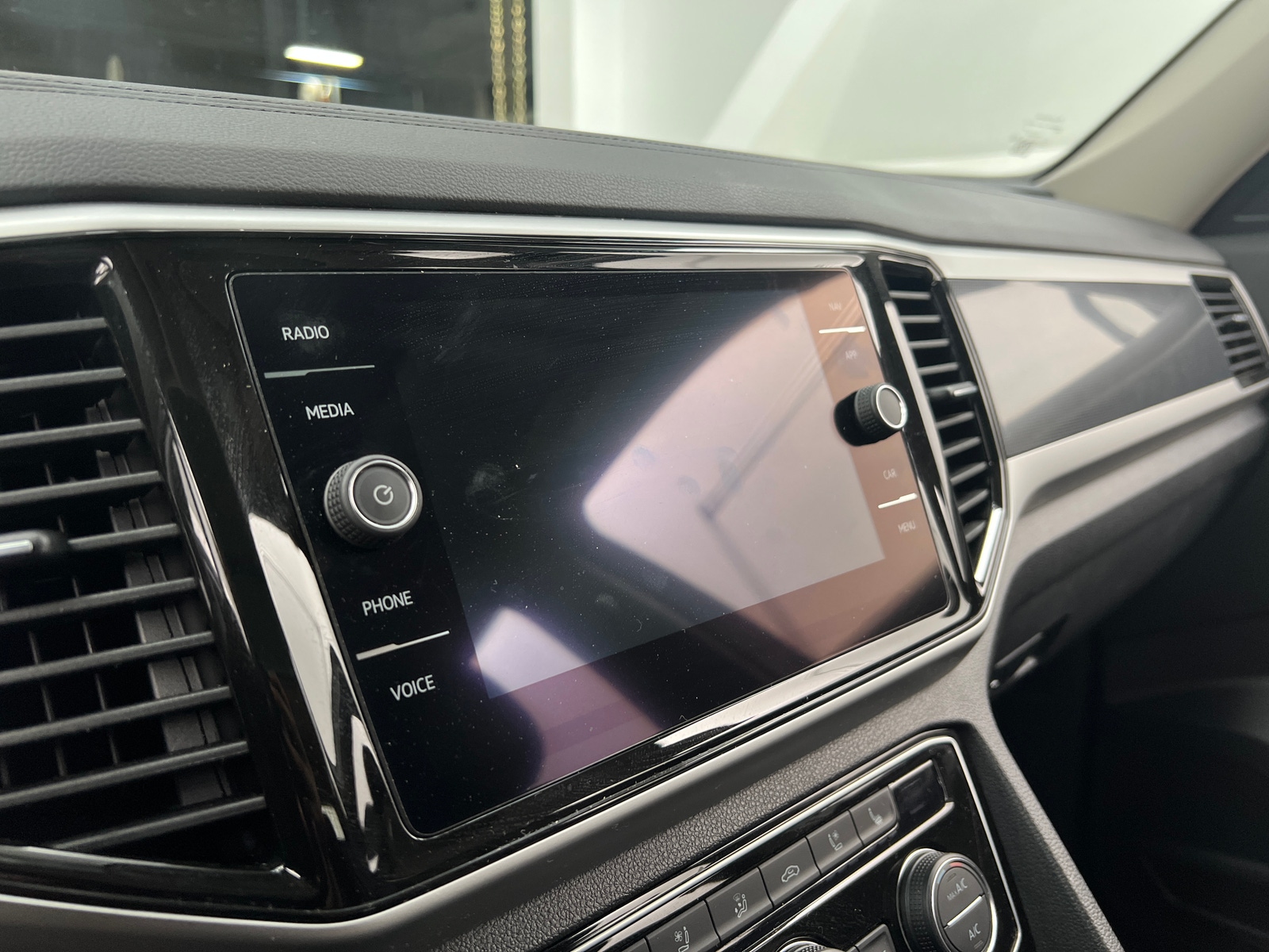 Thumbnail: 2022 Volkswagen Atlas - 4