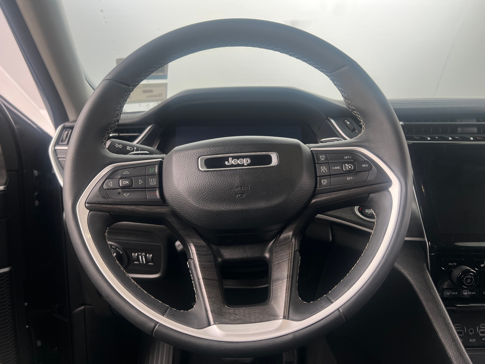 Thumbnail: 2023 Jeep Grand Cherokee L - 4