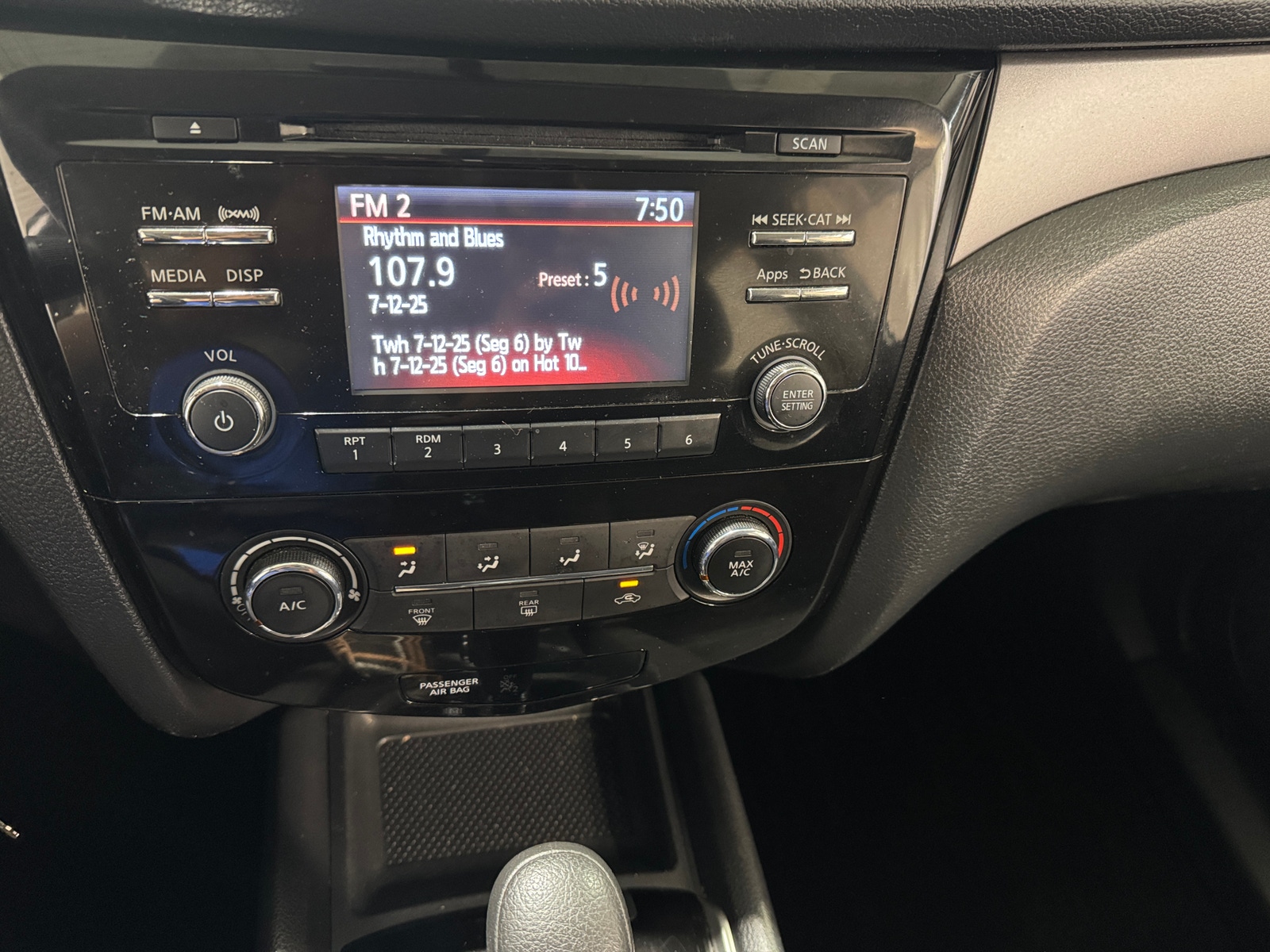 Thumbnail: 2016 Nissan Rogue - 4