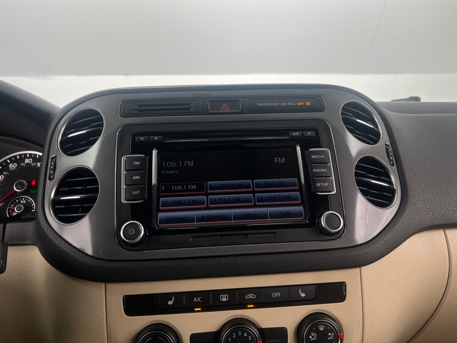 Thumbnail: 2015 Volkswagen Tiguan - 4