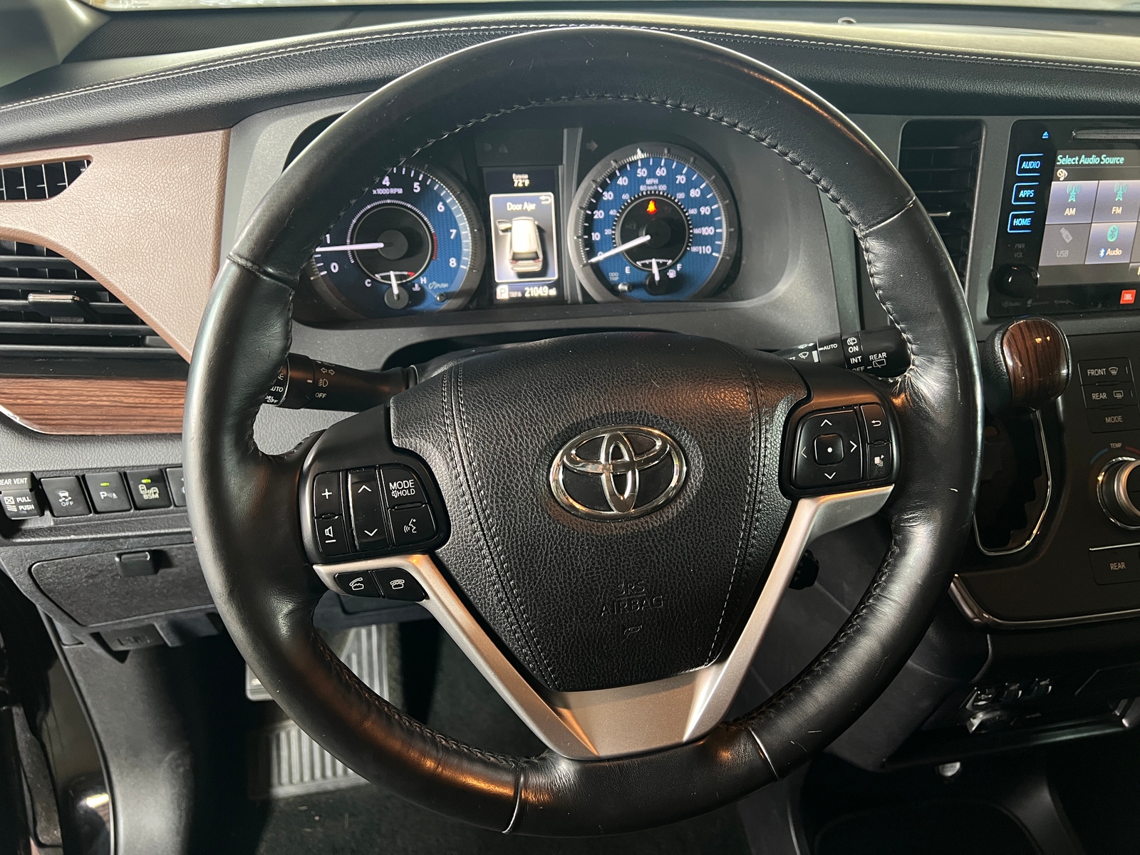 Thumbnail: 2017 Toyota Sienna - 4