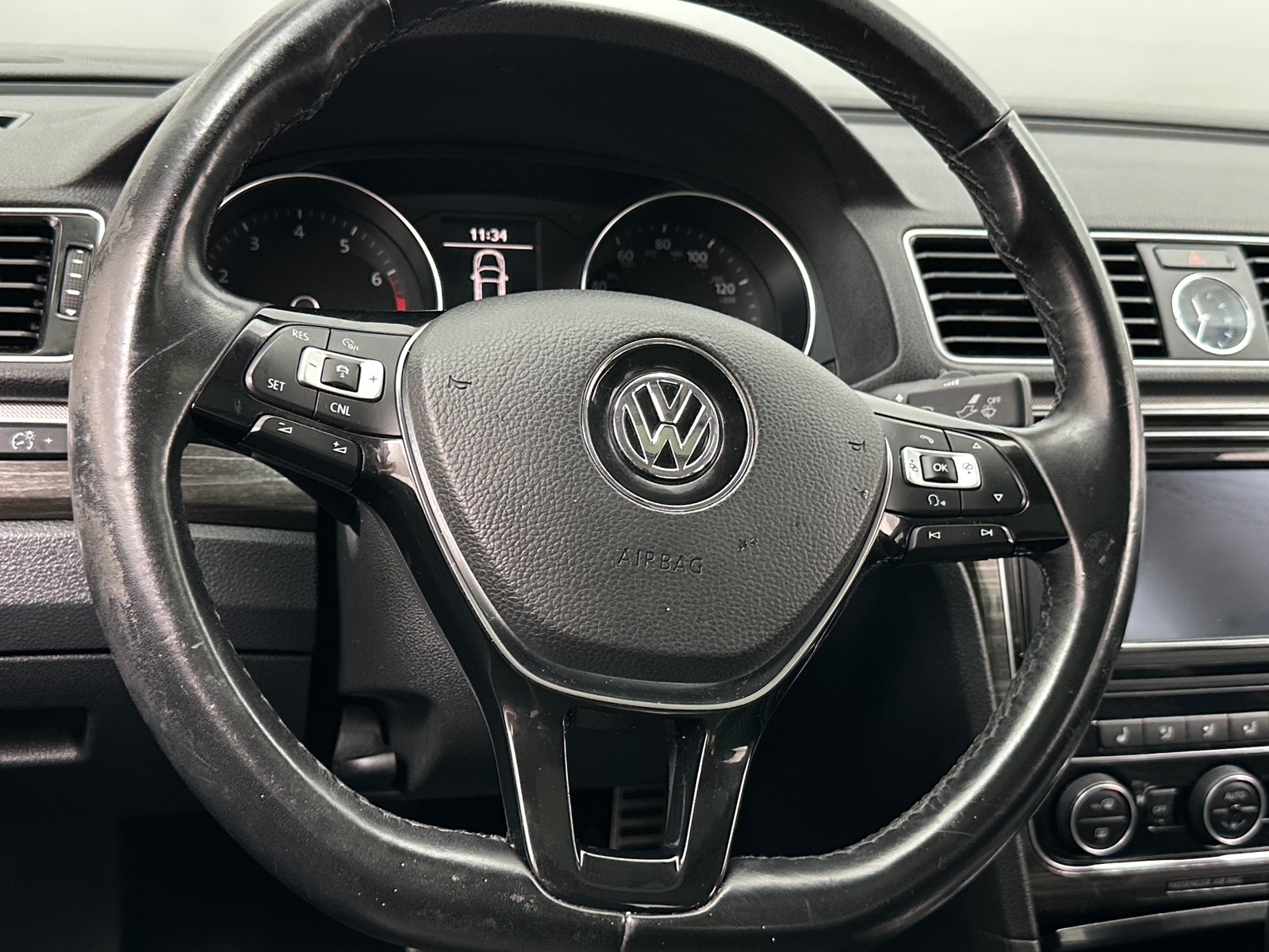 Thumbnail: 2016 Volkswagen Passat - 4