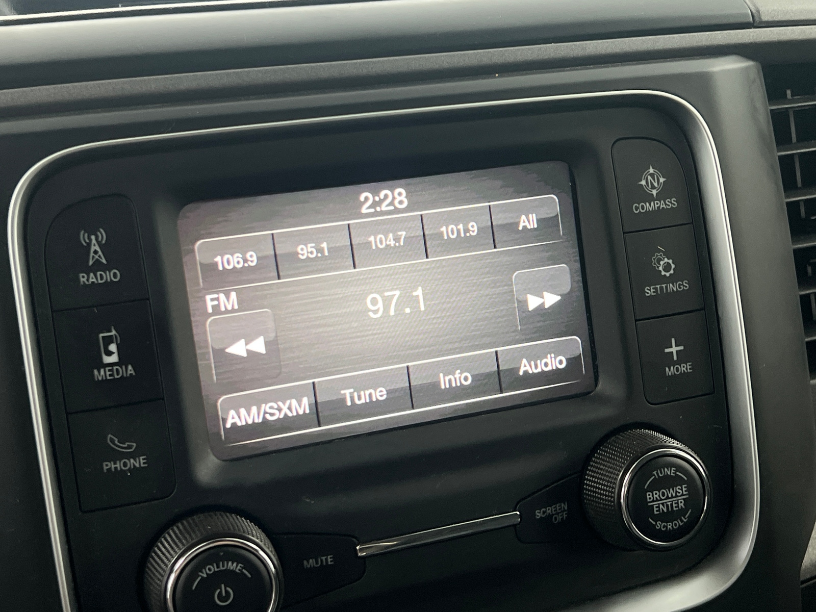 Thumbnail: 2021 RAM 1500 Classic - 4
