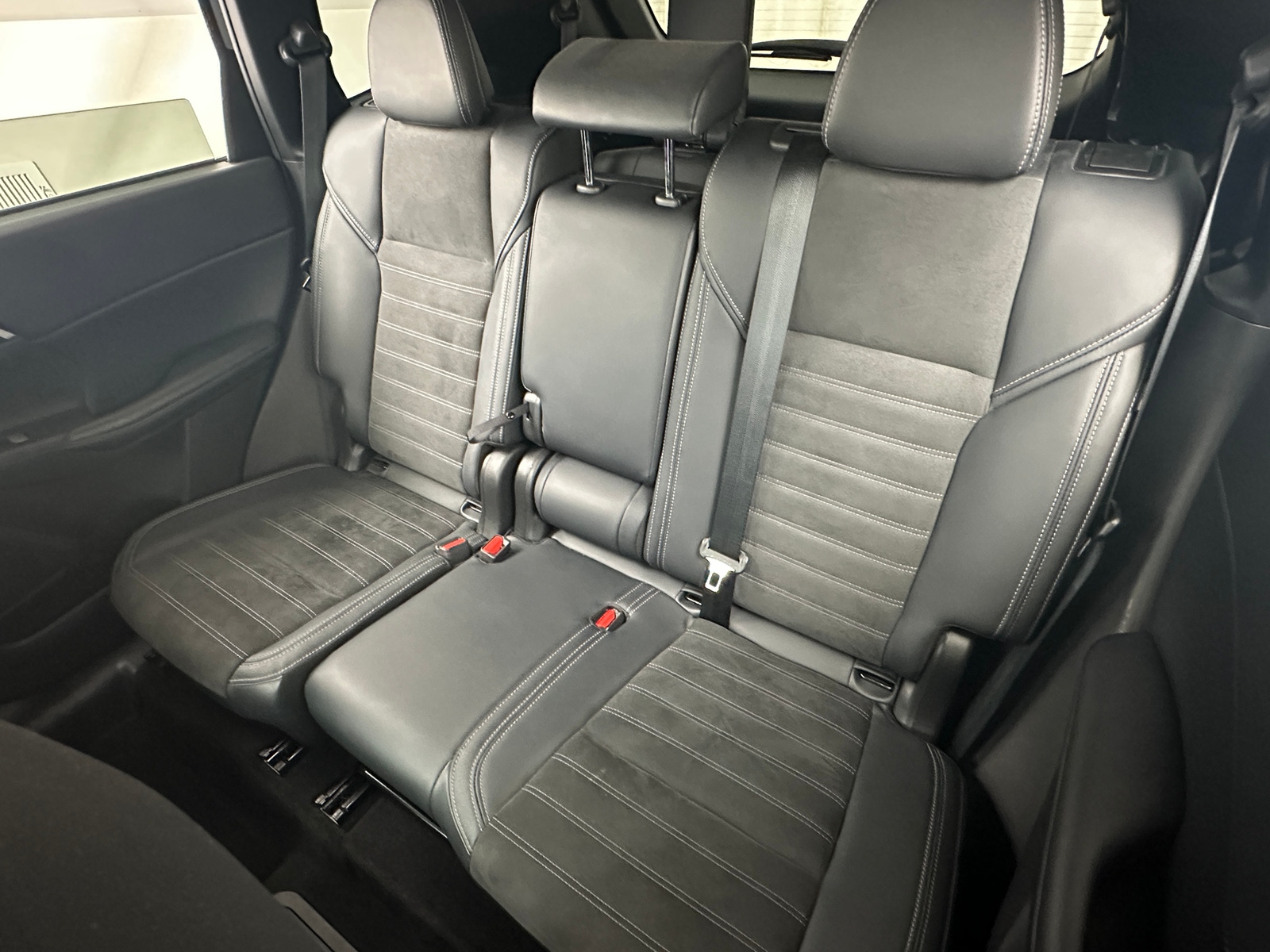 Thumbnail: 2023 Mitsubishi Outlander - 5