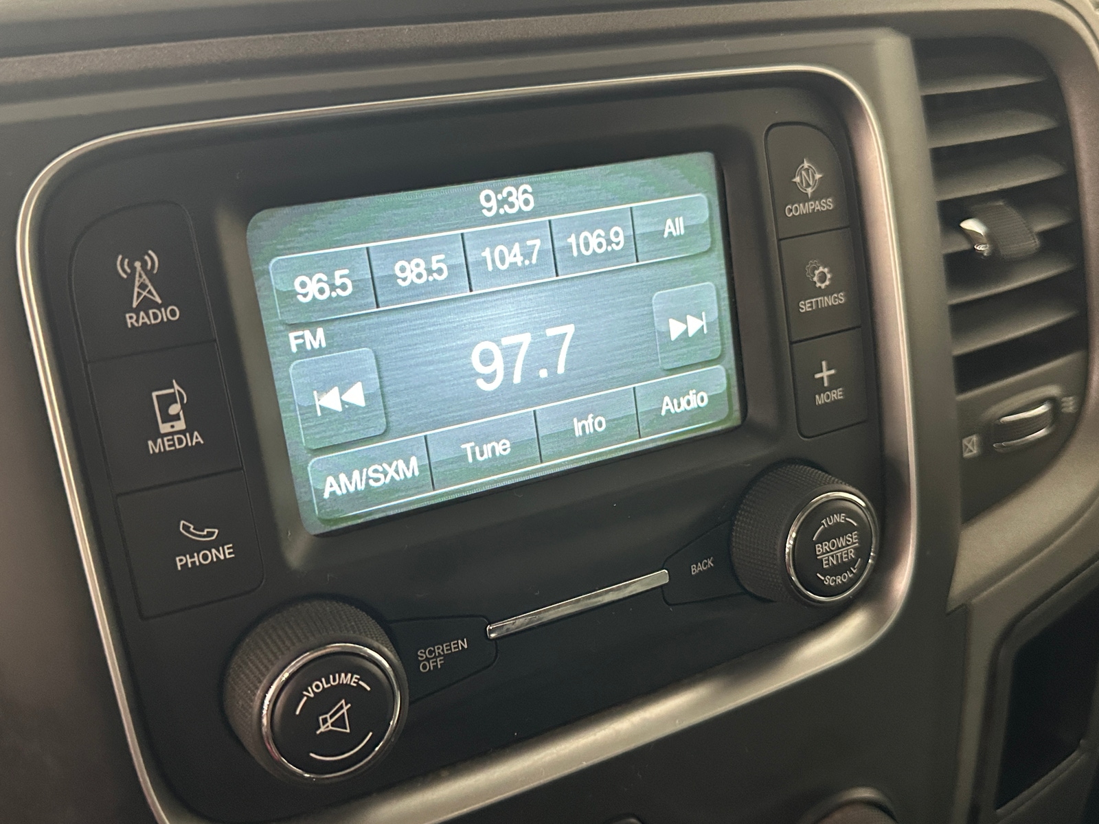 Thumbnail: 2019 RAM 1500 Classic - 4
