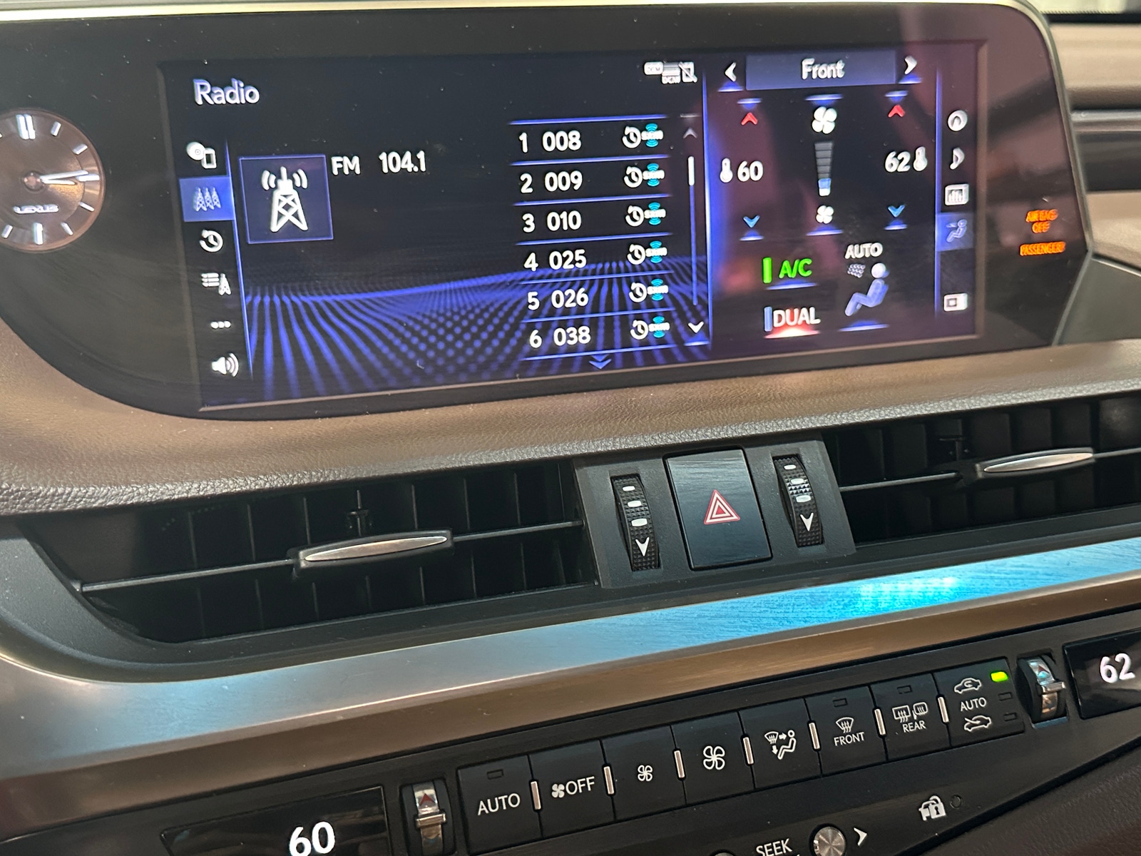 Thumbnail: 2019 Lexus ES - 4