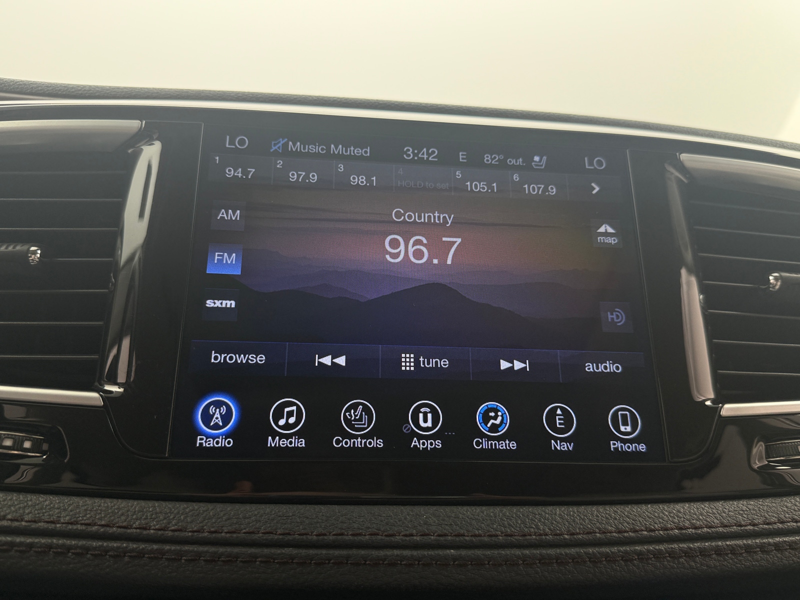 Thumbnail: 2017 Chrysler Pacifica - 3