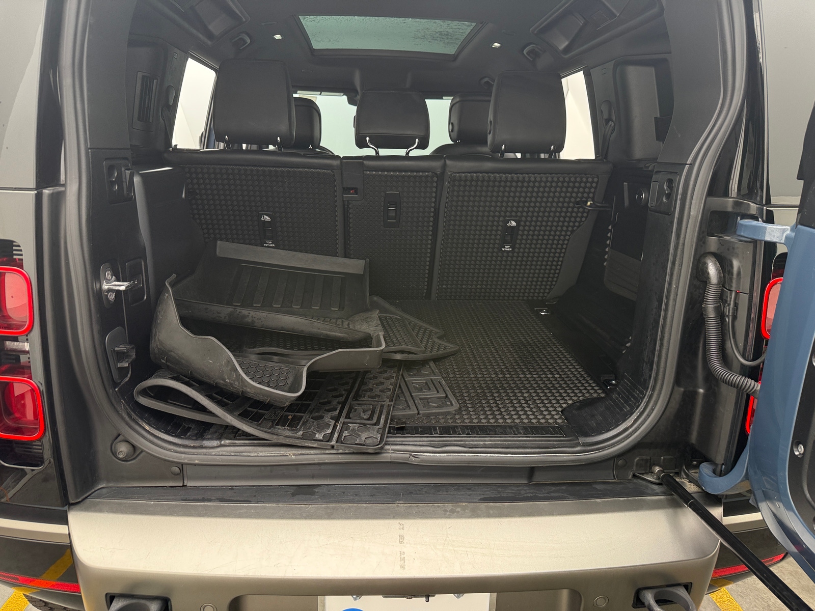 Thumbnail: 2022 Land Rover Defender - 6