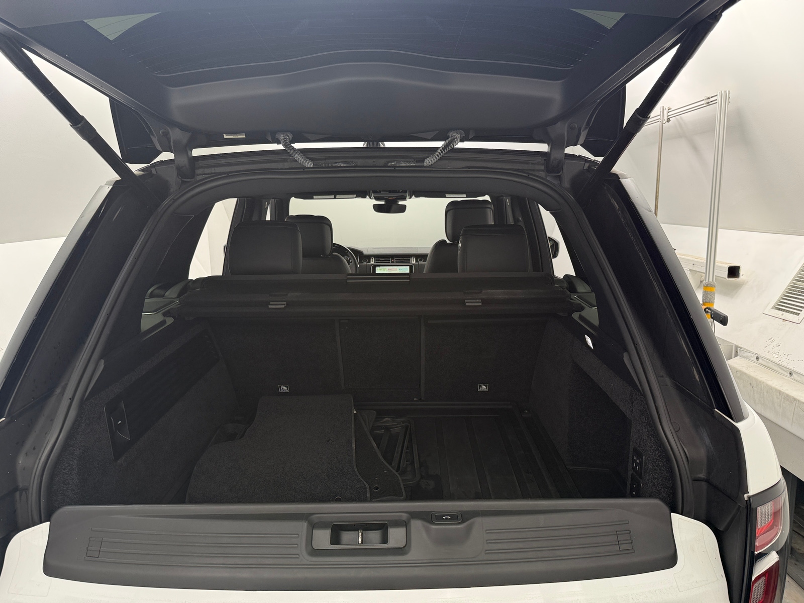 Thumbnail: 2020 Land Rover Range Rover - 6