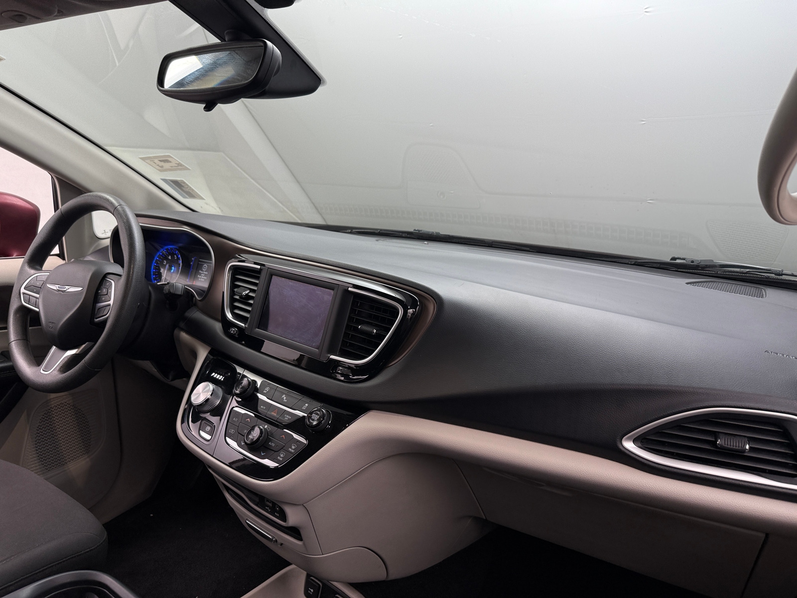 Thumbnail: 2018 Chrysler Pacifica - 3