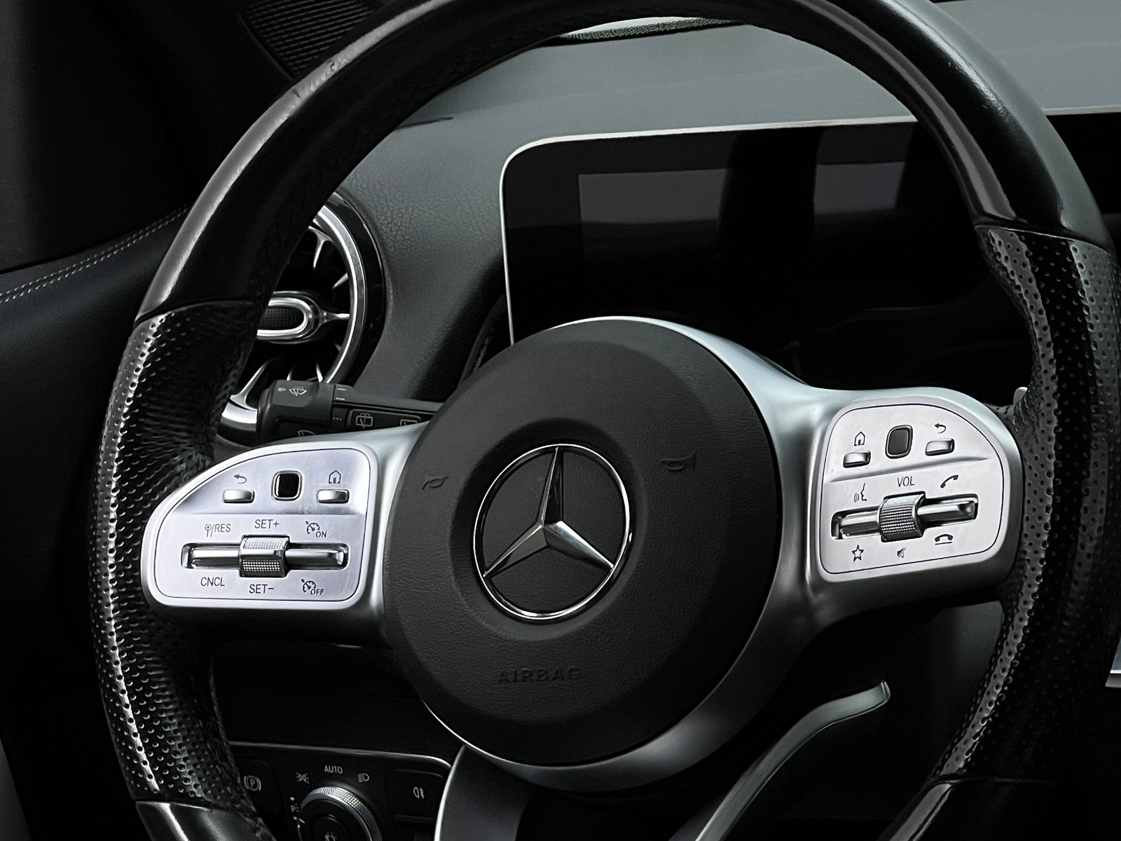 Thumbnail: 2020 Mercedes-Benz GLB - 4