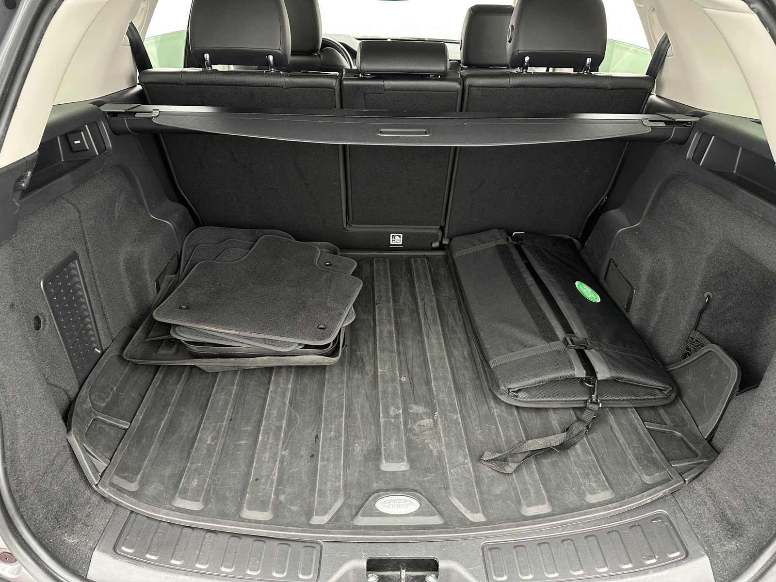 Thumbnail: 2021 Land Rover Discovery Sport - 6