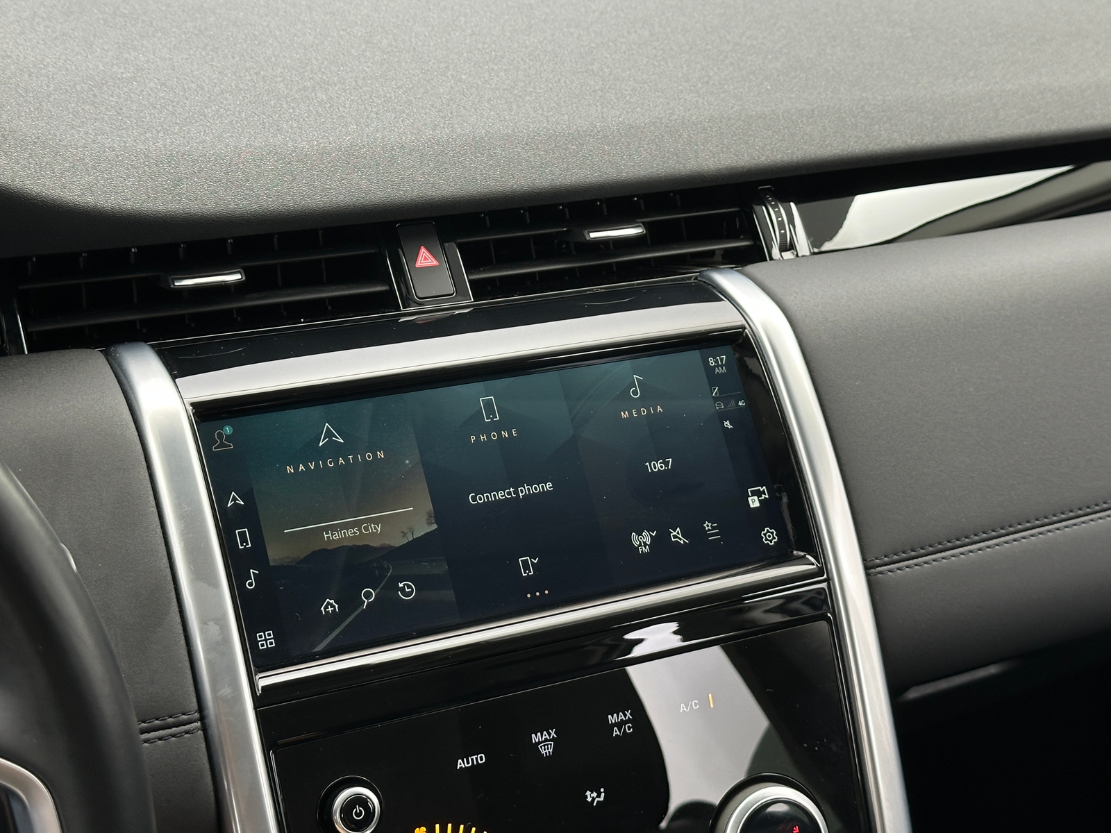 Thumbnail: 2021 Land Rover Discovery Sport - 3