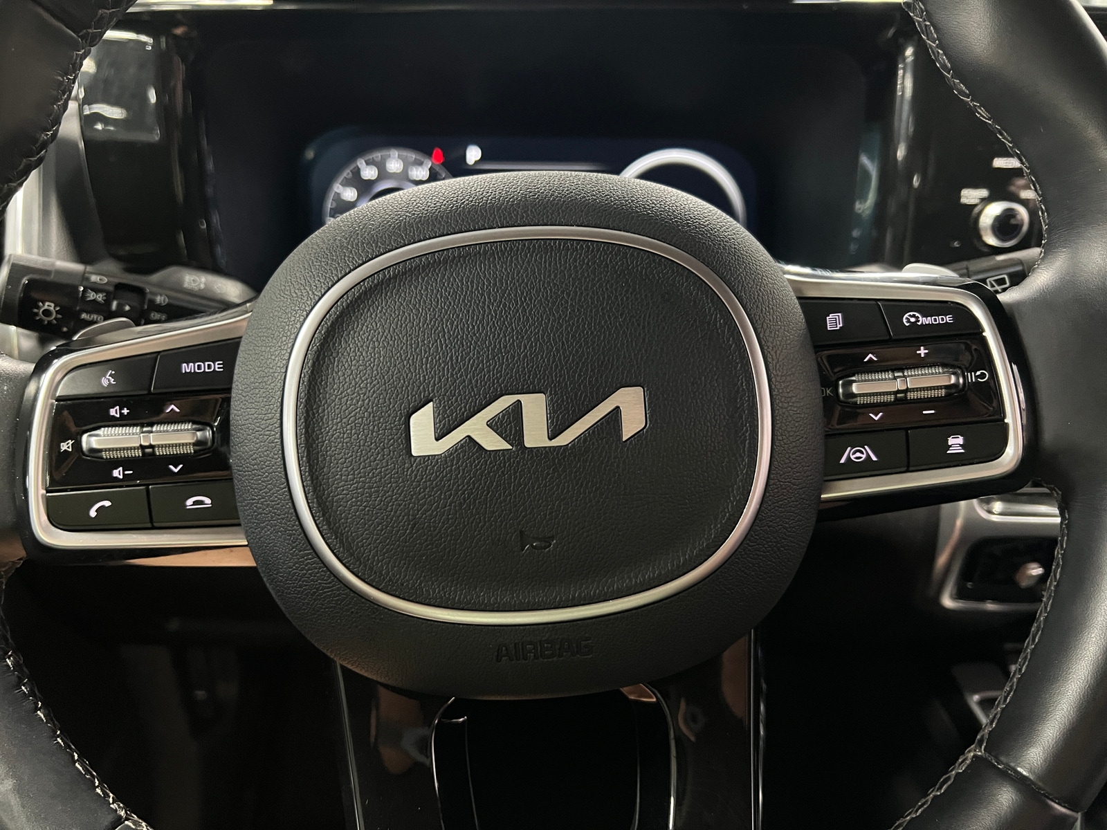Thumbnail: 2023 Kia Sorento - 4